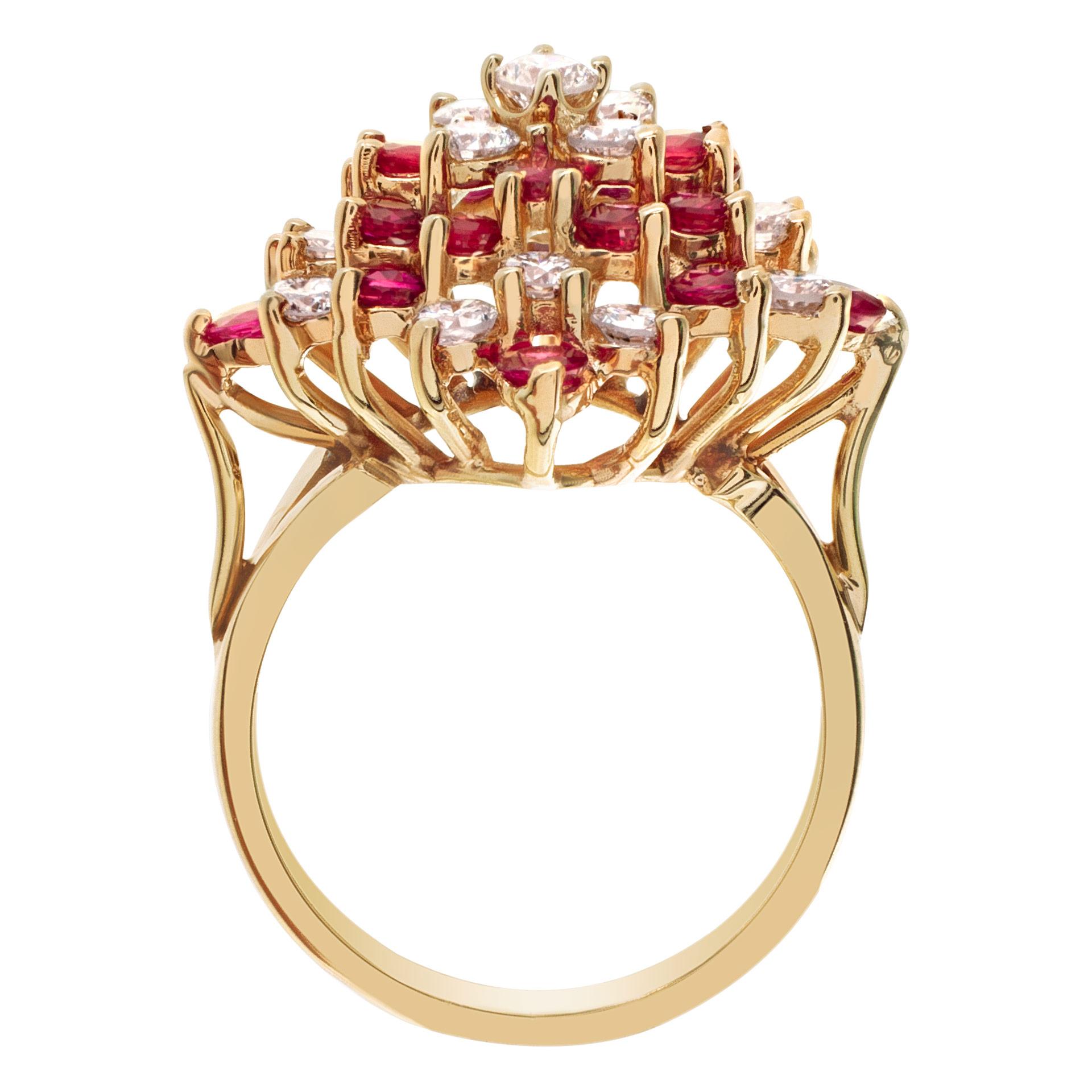 Bague en grappe de rubis et de diamants en or jaune 14 carats Pour femmes en vente