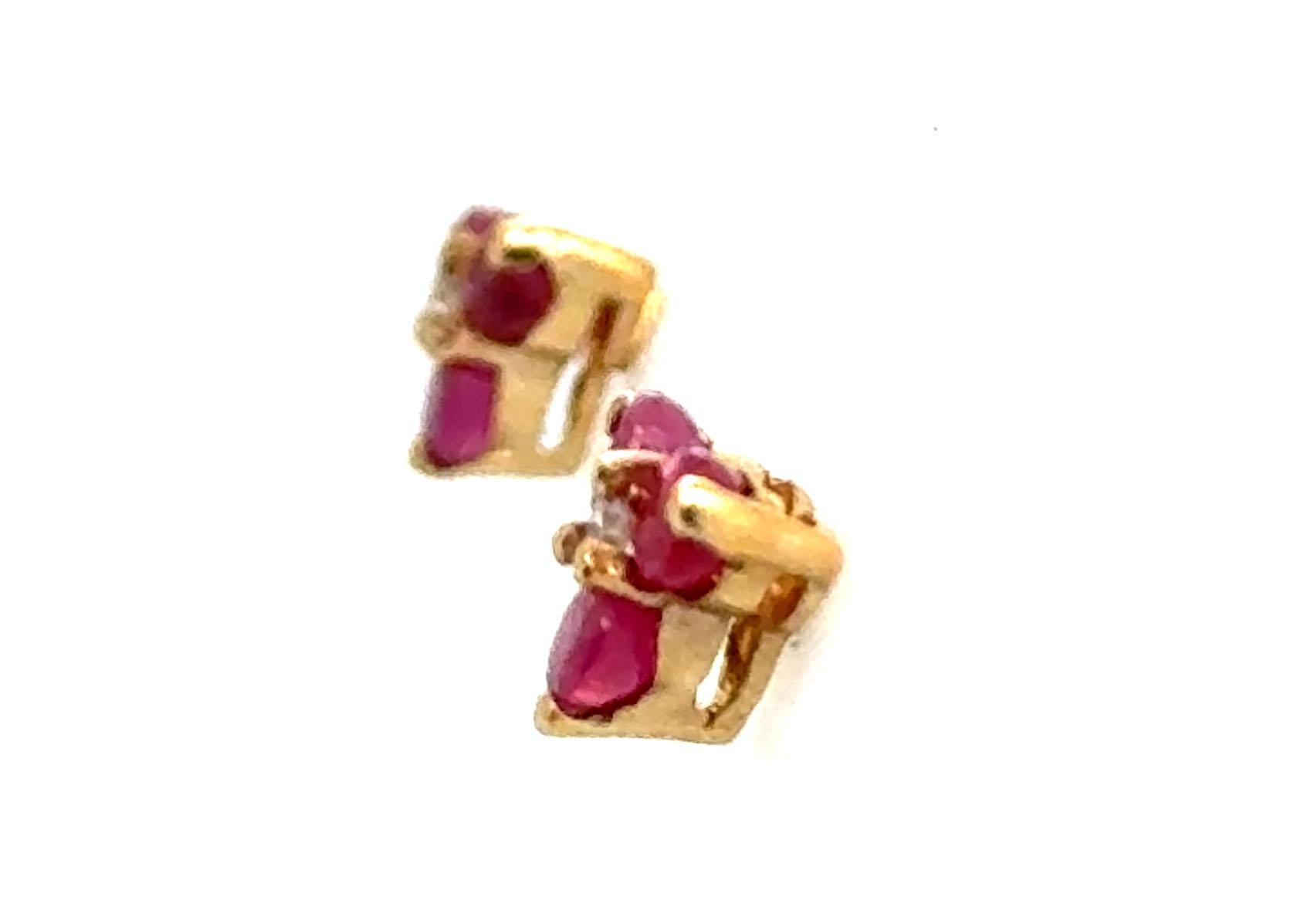 Rubin-Diamant-Cluster-Ohrstecker .50ct Gelbgold 



Mit 6 echten, natürlichen, rund geschliffenen Rubin-Edelsteinen

Cluster-Ohrringe in Dreiecksform

Echter Diamant in der Mitte der Ohrringe

100% natürliche Rubin-Edelsteine & Diamanten

.50 Karat