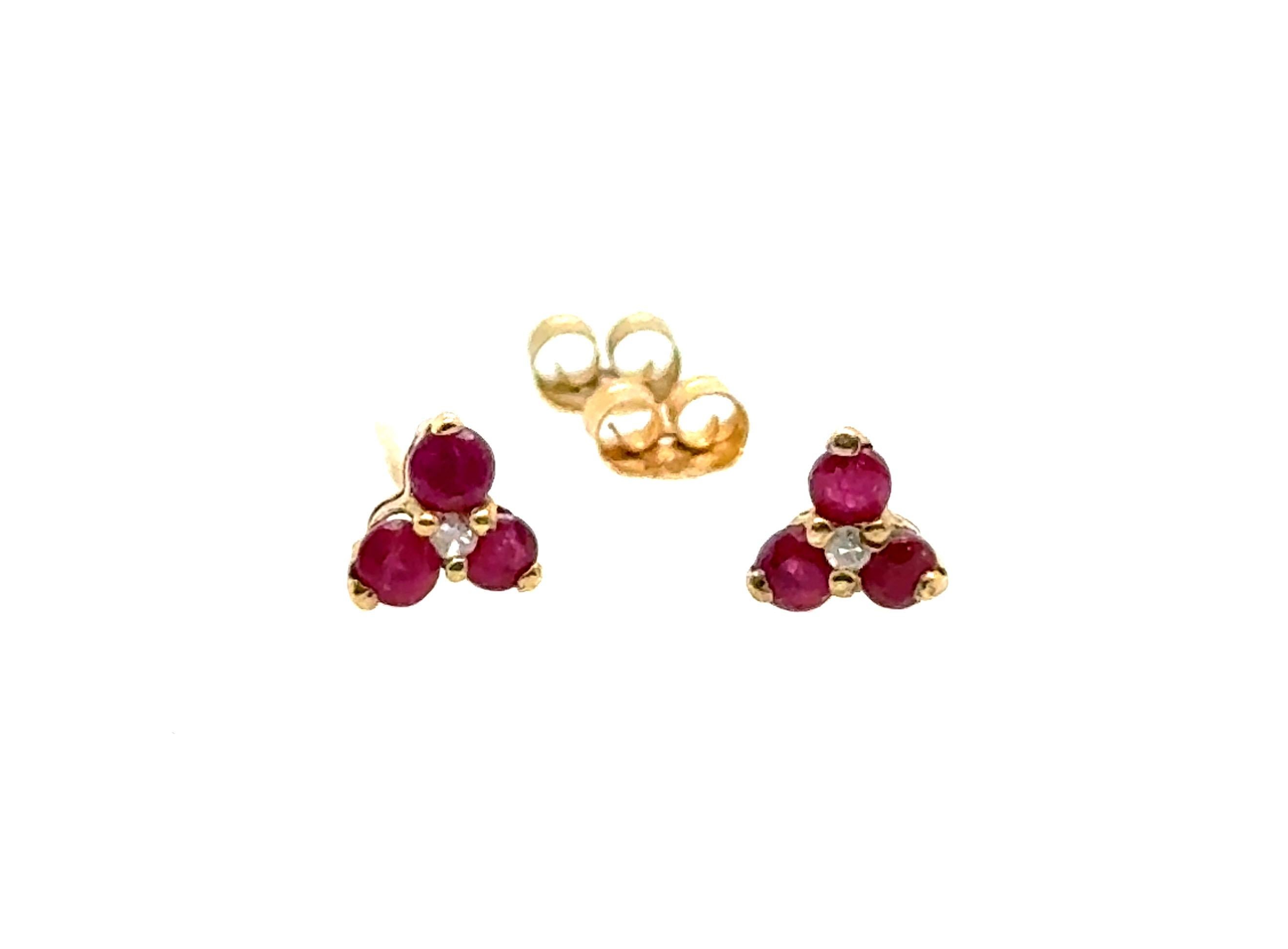Ohrstecker, Rubin Rubin-Diamant-Cluster-Ohrstecker .50 Karat Gelbgold Juli Geburtsstein im Zustand „Hervorragend“ im Angebot in Dearborn, MI