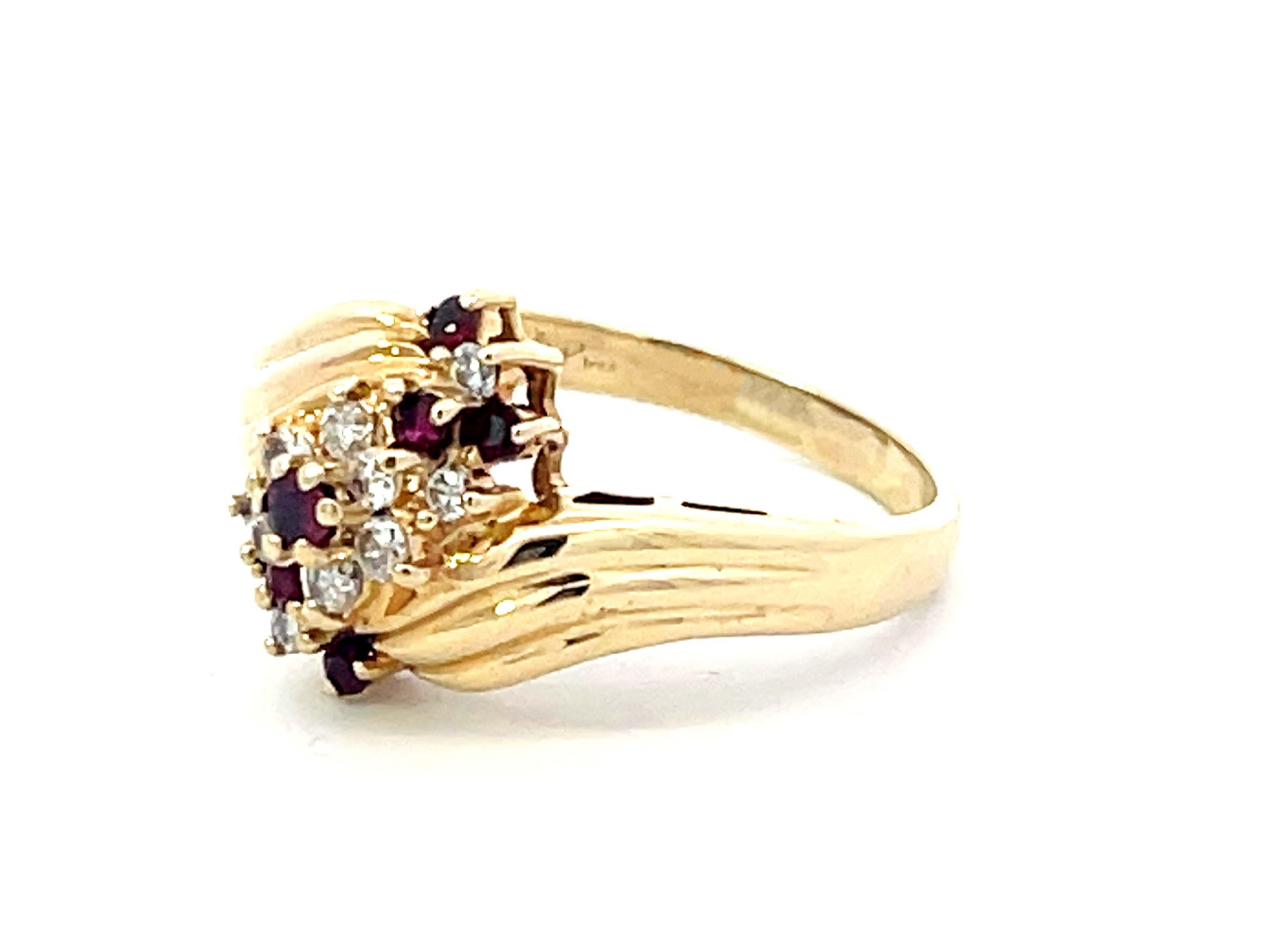 Brilliant Cut Ruby Diamond Cluster Twist Ring in 18k Yellow Gold For Sale