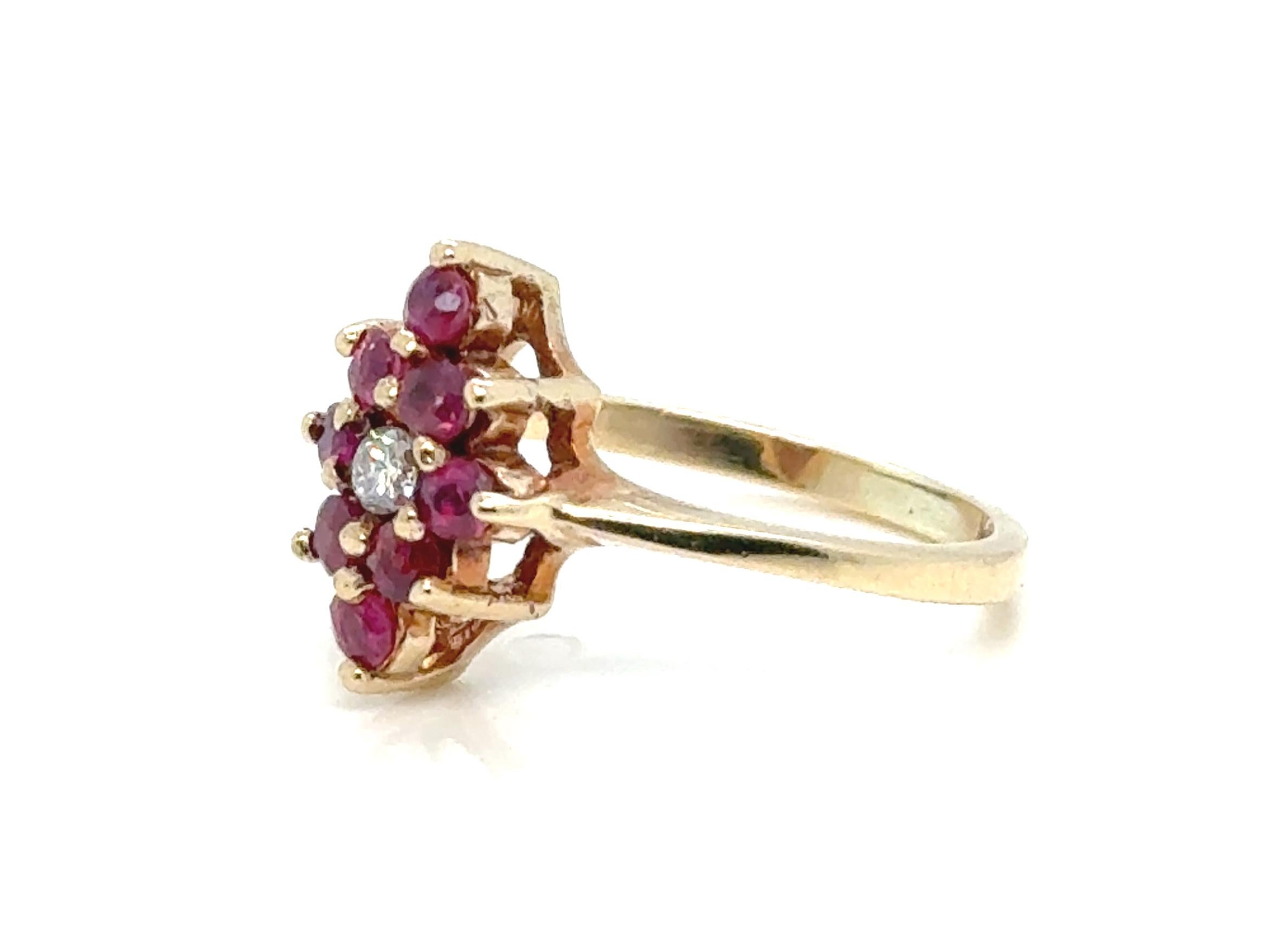 Bague cocktail en or jaune 1ct avec diamant et rubis 
 
 
Comprend un véritable diamant central de taille ronde et brillante de 05 ct d'origine naturelle.

Le rubis est la pierre de naissance du mois de juillet

Bague cocktail classique en forme de