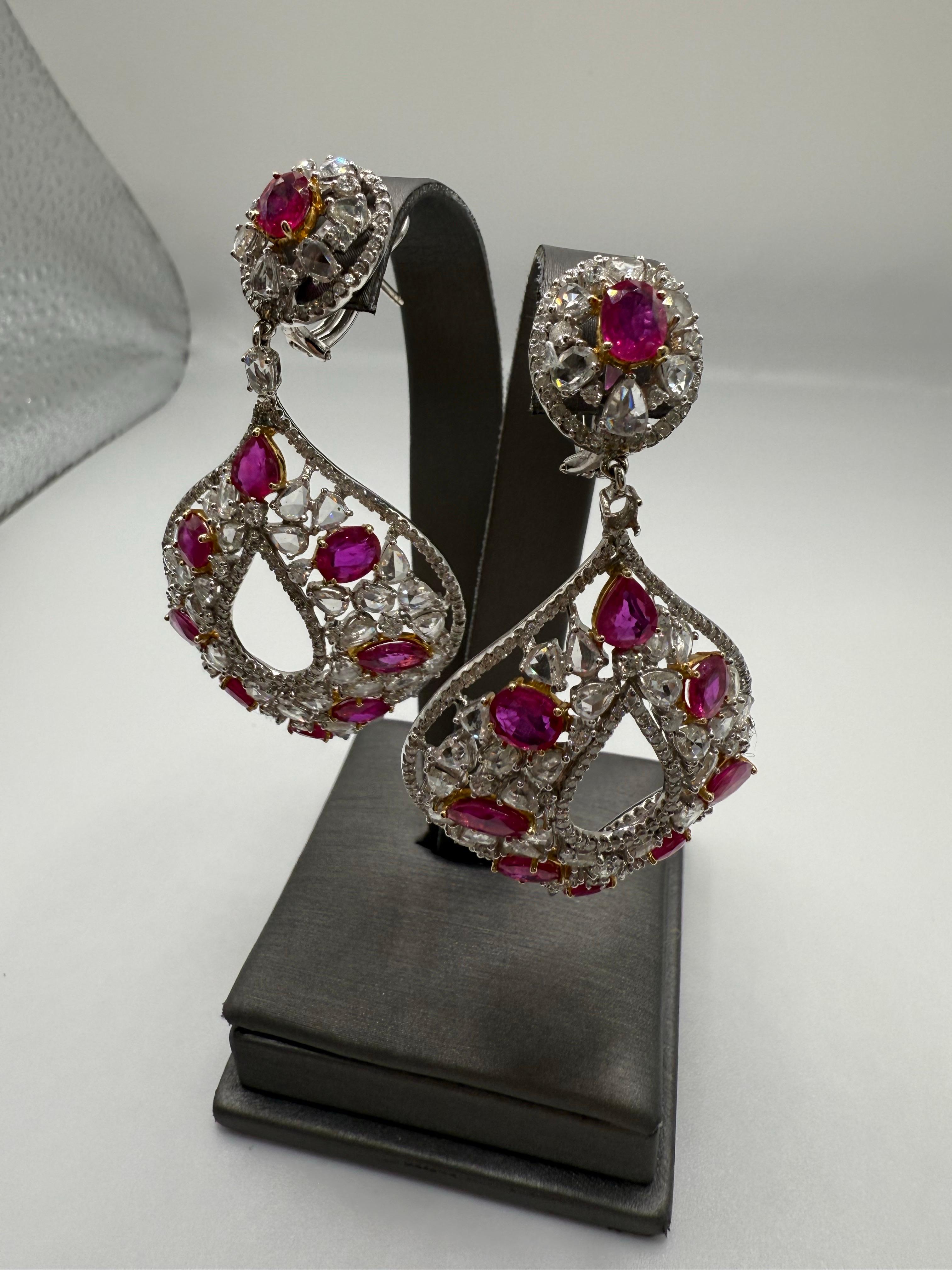 Taglio ovale Orecchini da cocktail con diamanti e rubini in oro 18KT in vendita