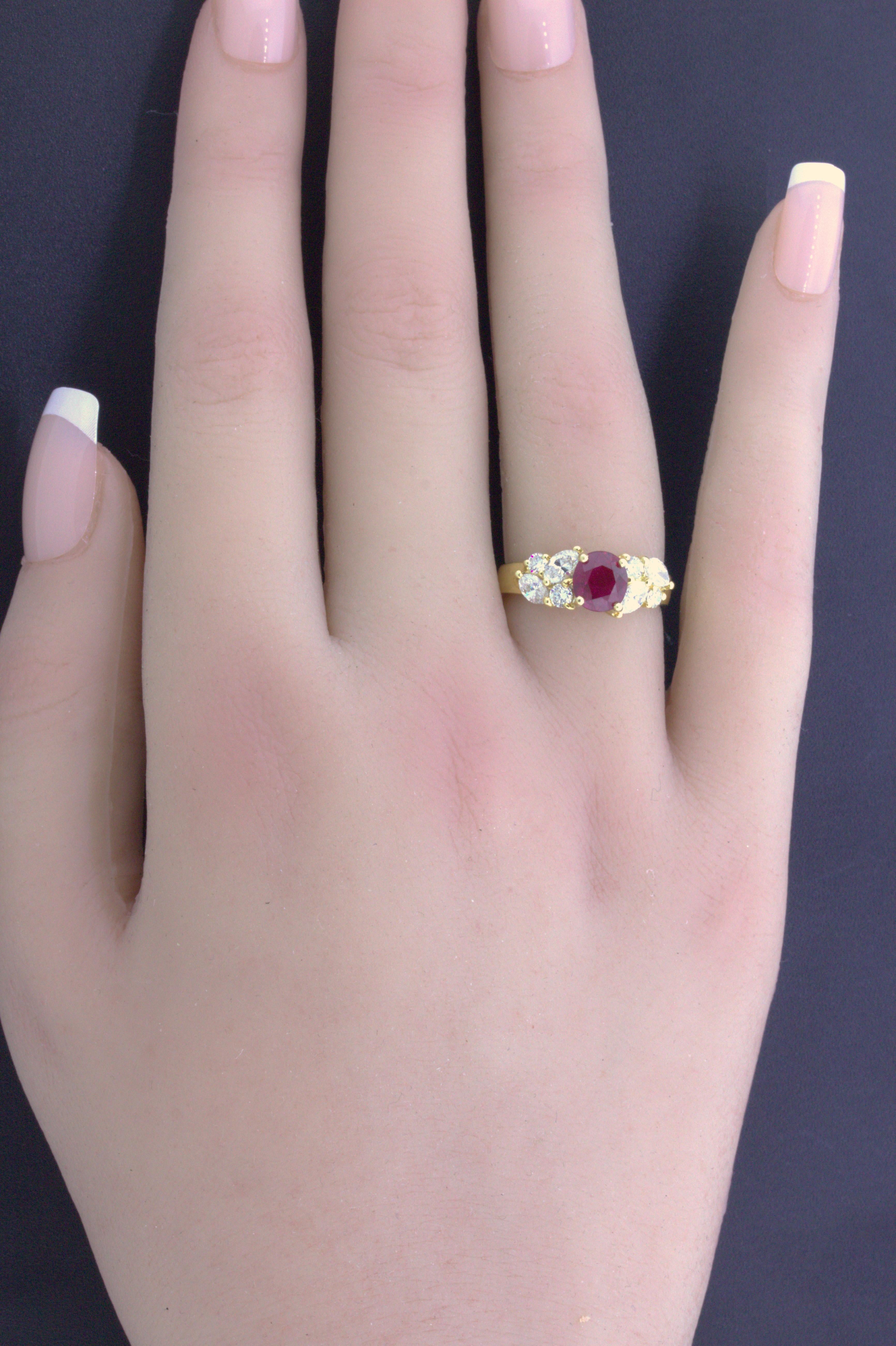 Cocktail-Ring aus Gold mit Rubin und Diamant 1