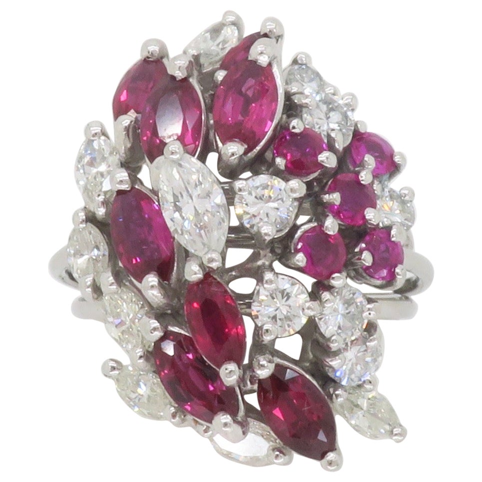 Cocktailring aus Rubin und Diamant in Platin gefertigt