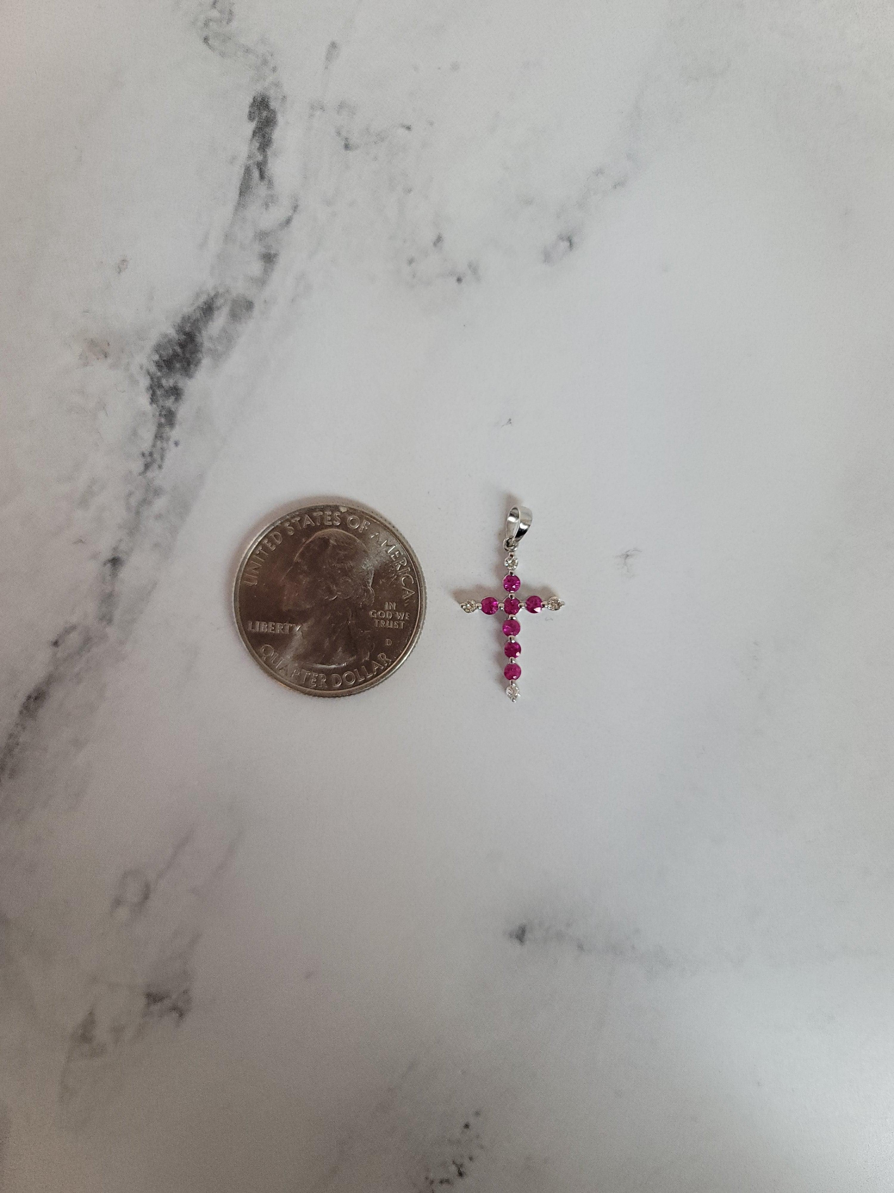 Taille ronde Collier croix en or blanc 14 carats en vente