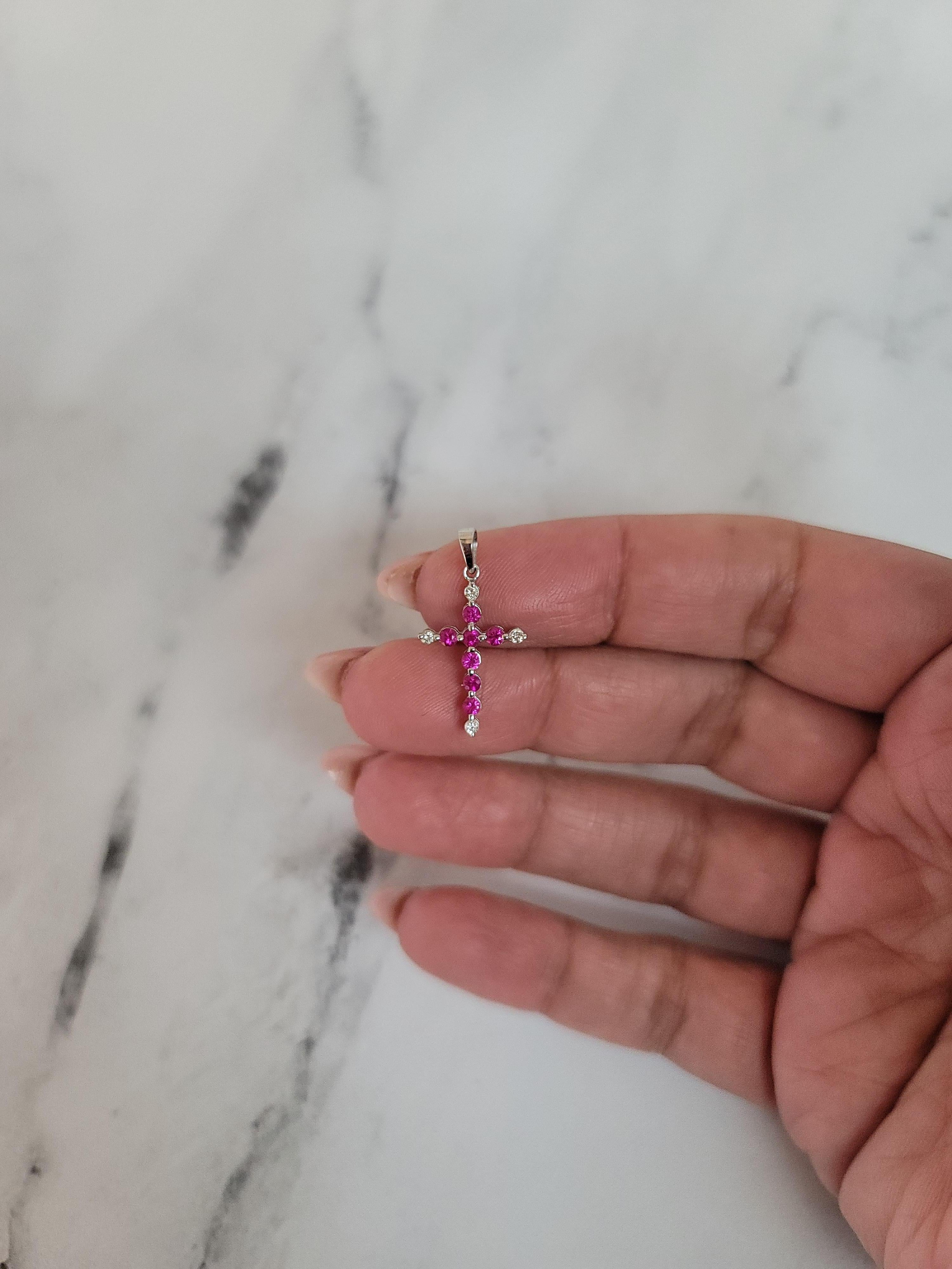 Collier croix en or blanc 14 carats Neuf - En vente à Sugar Land, TX