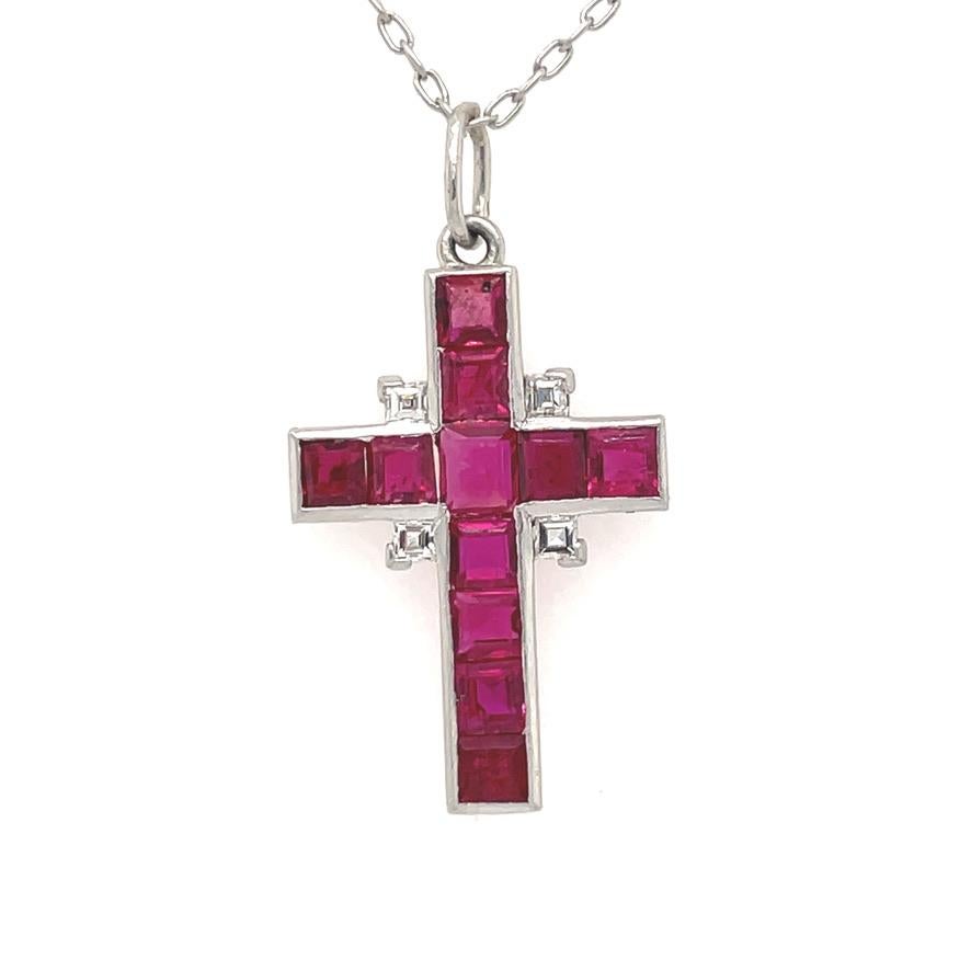 Kreuz-Halskette mit Rubin und Diamanten (Carréeschliff) im Angebot