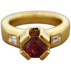 Goldring "Crown Prong" mit Rubin und Diamant
