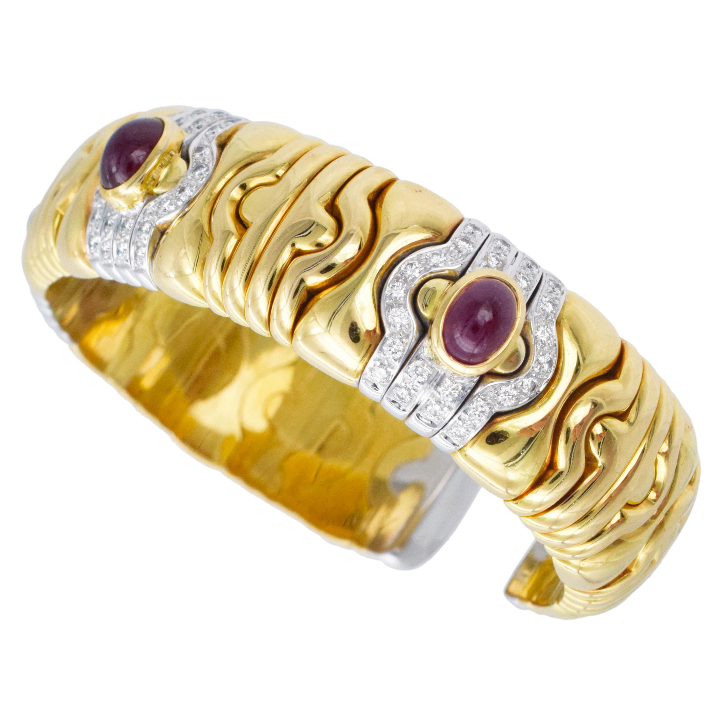 Rubin und Diamant Manschettenknopf Armband in 18k zwei Tone Gold. Das Armband besteht aus polierten Gelbgoldgliedern mit geometrischem Design, die mit 3 diamantbesetzten Weißgoldabschnitten akzentuiert sind. In der Mitte des Armbands befindet sich