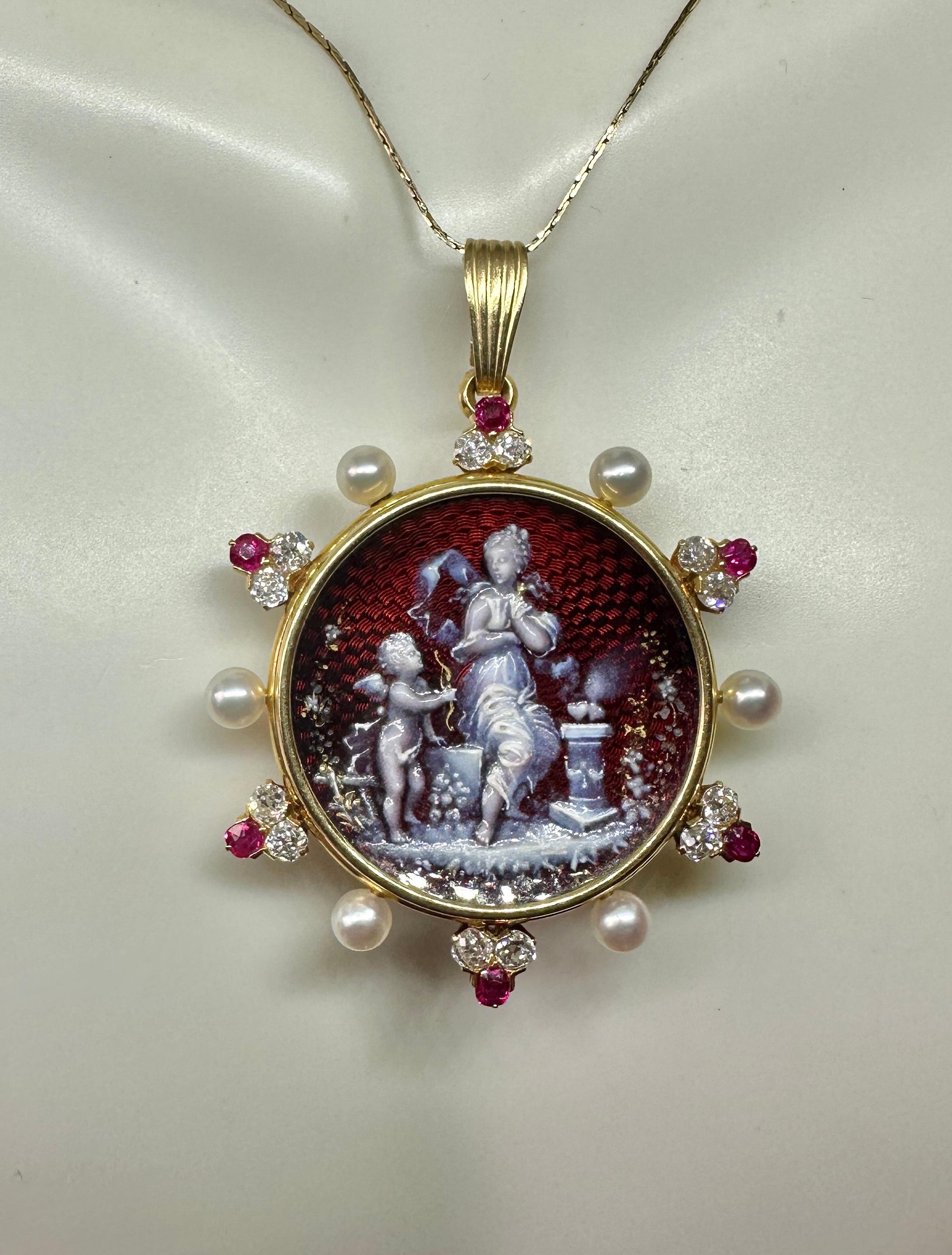 Si tratta di un raro ciondolo Belle Epoque - Art Nouveau in smalto di Limoges con Cupido e Psiche, con un bordo di rubini, perle e diamanti tagliati a mano in oro 14 carati.  Il ciondolo è una squisita rappresentazione dell'amore sia nell'immagine