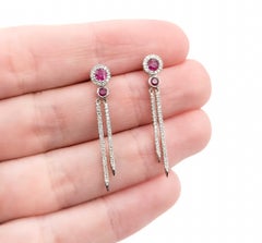 Orecchini pendenti con rubini e diamanti in oro bianco 14k