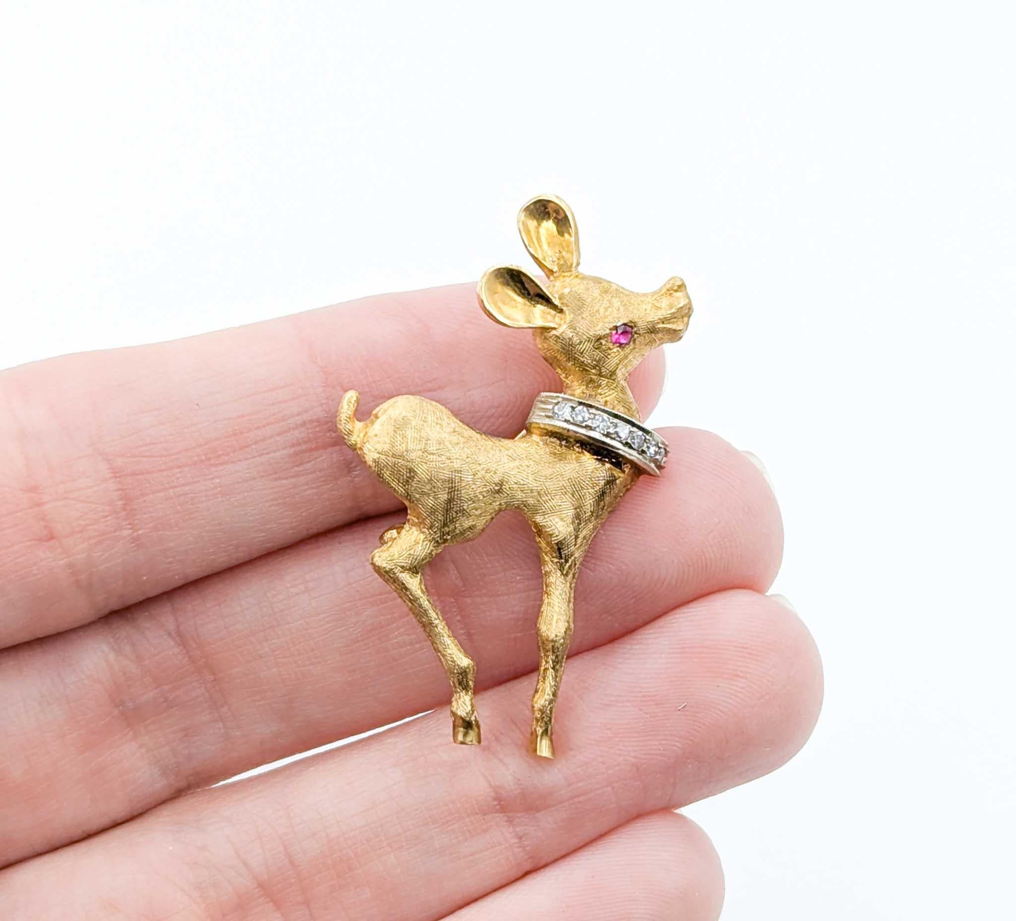 Broche cerf en or jaune 18k avec rubis et diamants
Nous vous présentons notre superbe broche en forme de cerf, méticuleusement réalisée en or jaune 18 carats. Cette pièce est ornée de diamants de 0,07ctw et d'un rubis de 0,02ct, ajoutant une touche