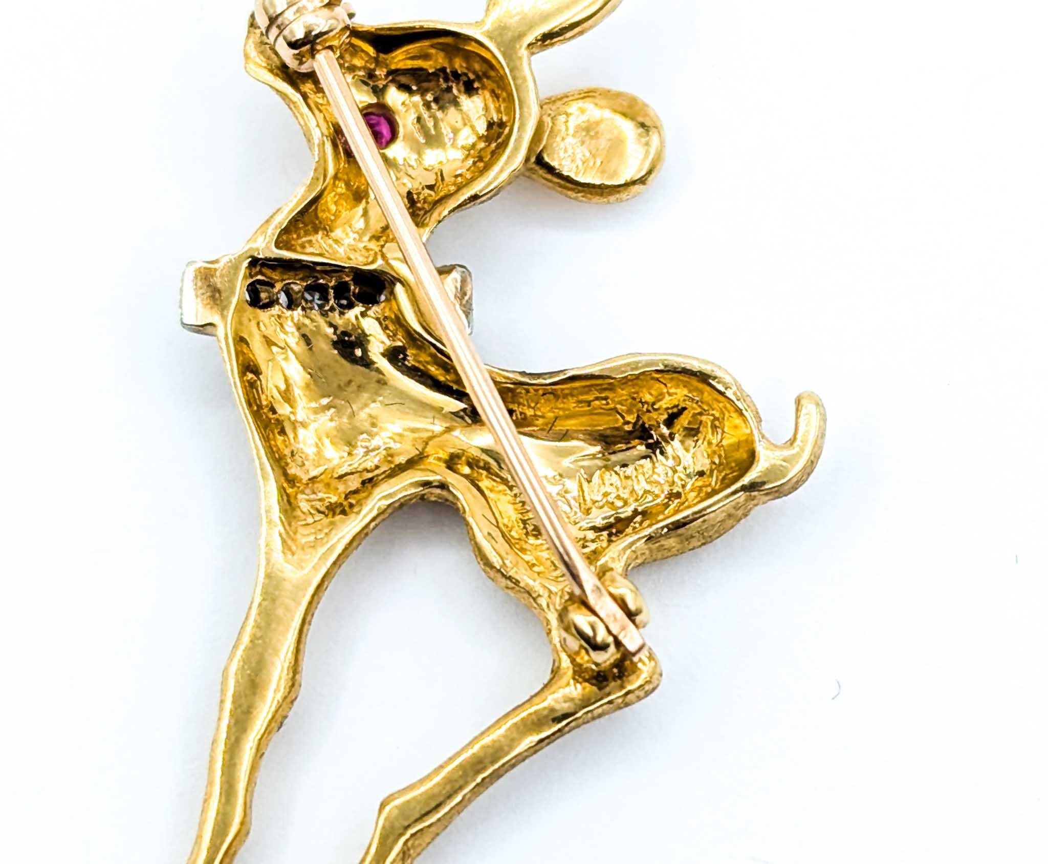 Contemporain Broche cerf en or jaune 18k avec rubis et diamants en vente