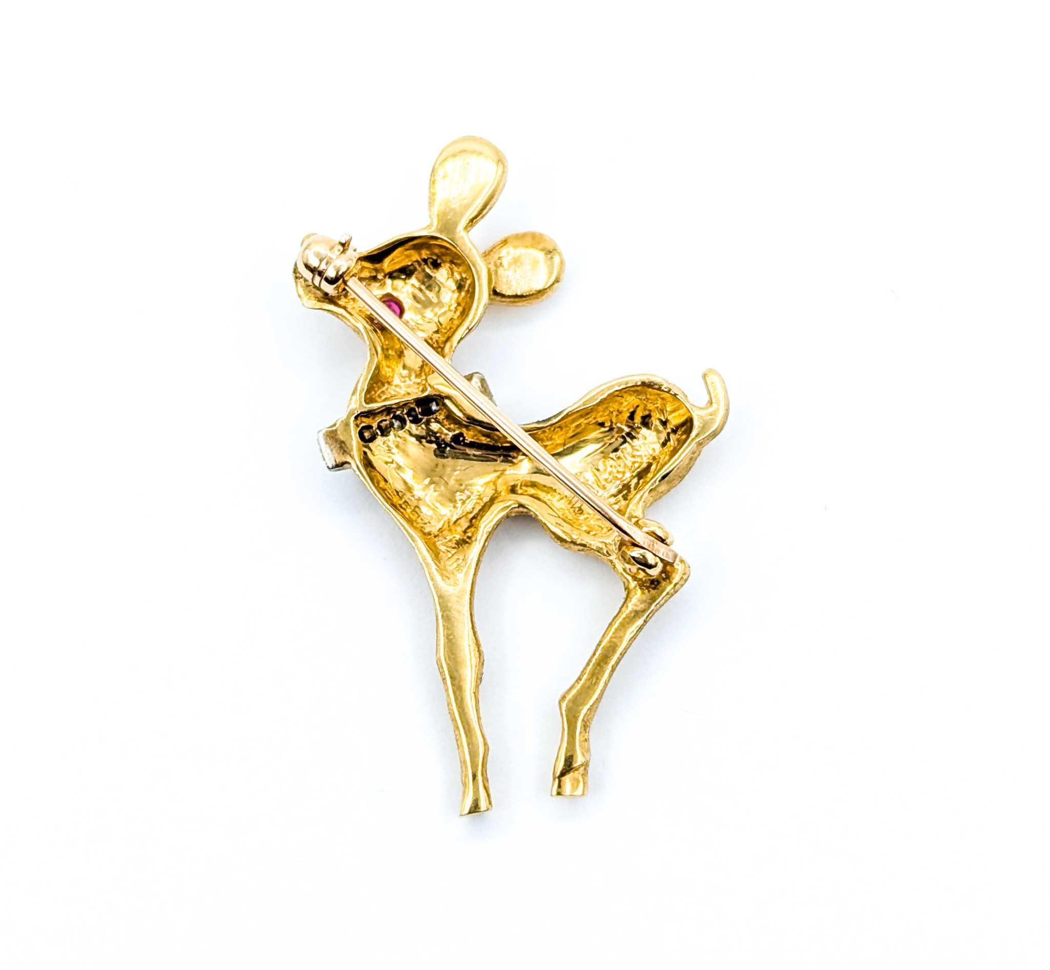 Taille ronde Broche cerf en or jaune 18k avec rubis et diamants en vente
