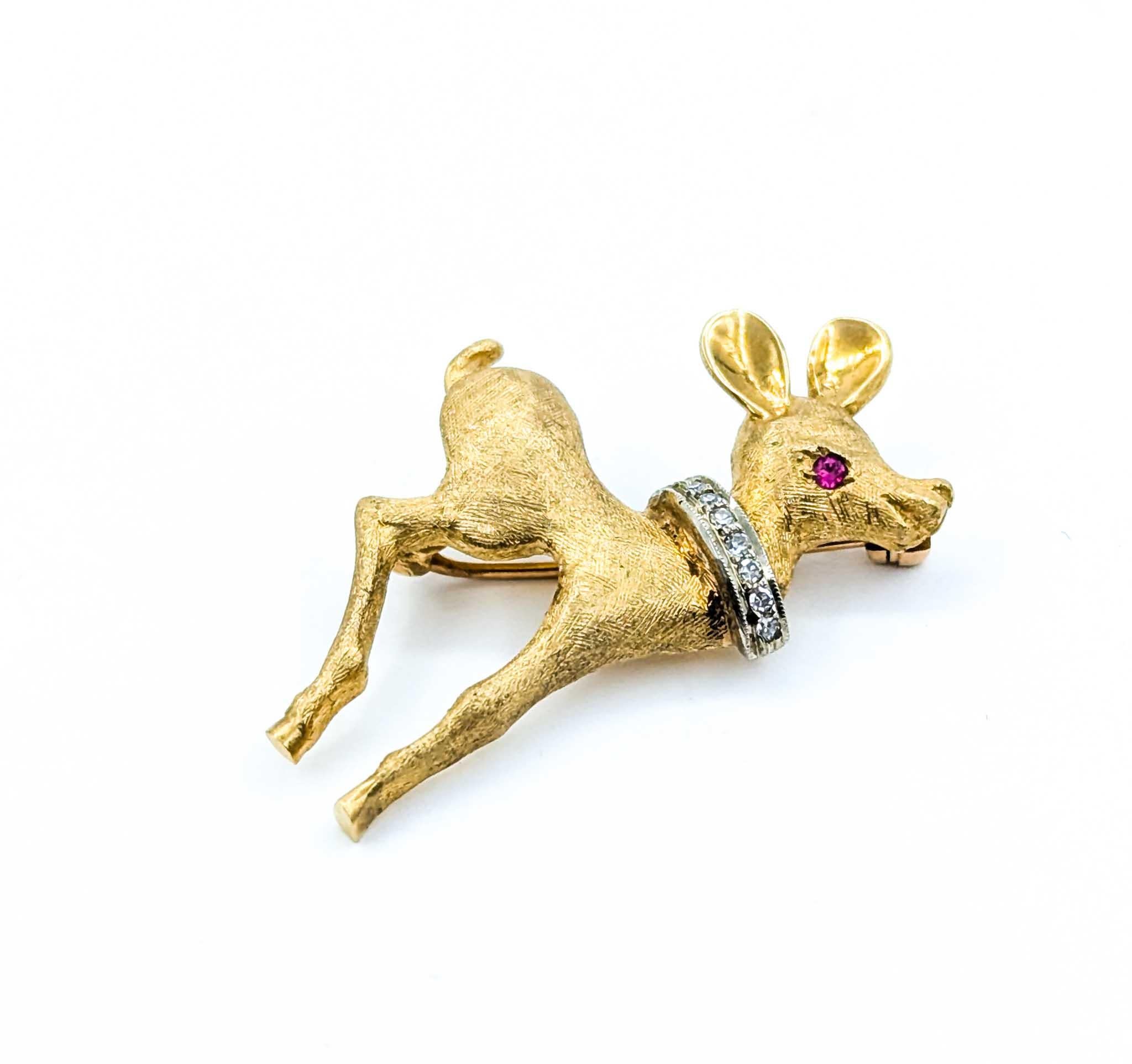 Broche cerf en or jaune 18k avec rubis et diamants Unisexe en vente