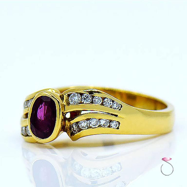Taille ovale Bague de créateur en or jaune 18 carats avec rubis et diamants d'Assor Gioielli en vente