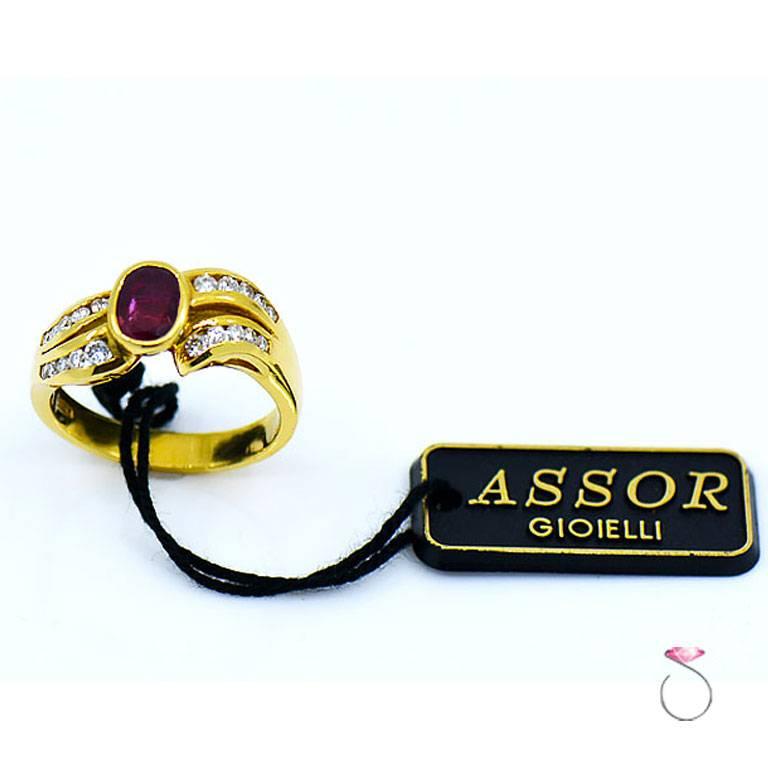 Bague de créateur en or jaune 18 carats avec rubis et diamants d'Assor Gioielli Unisexe en vente