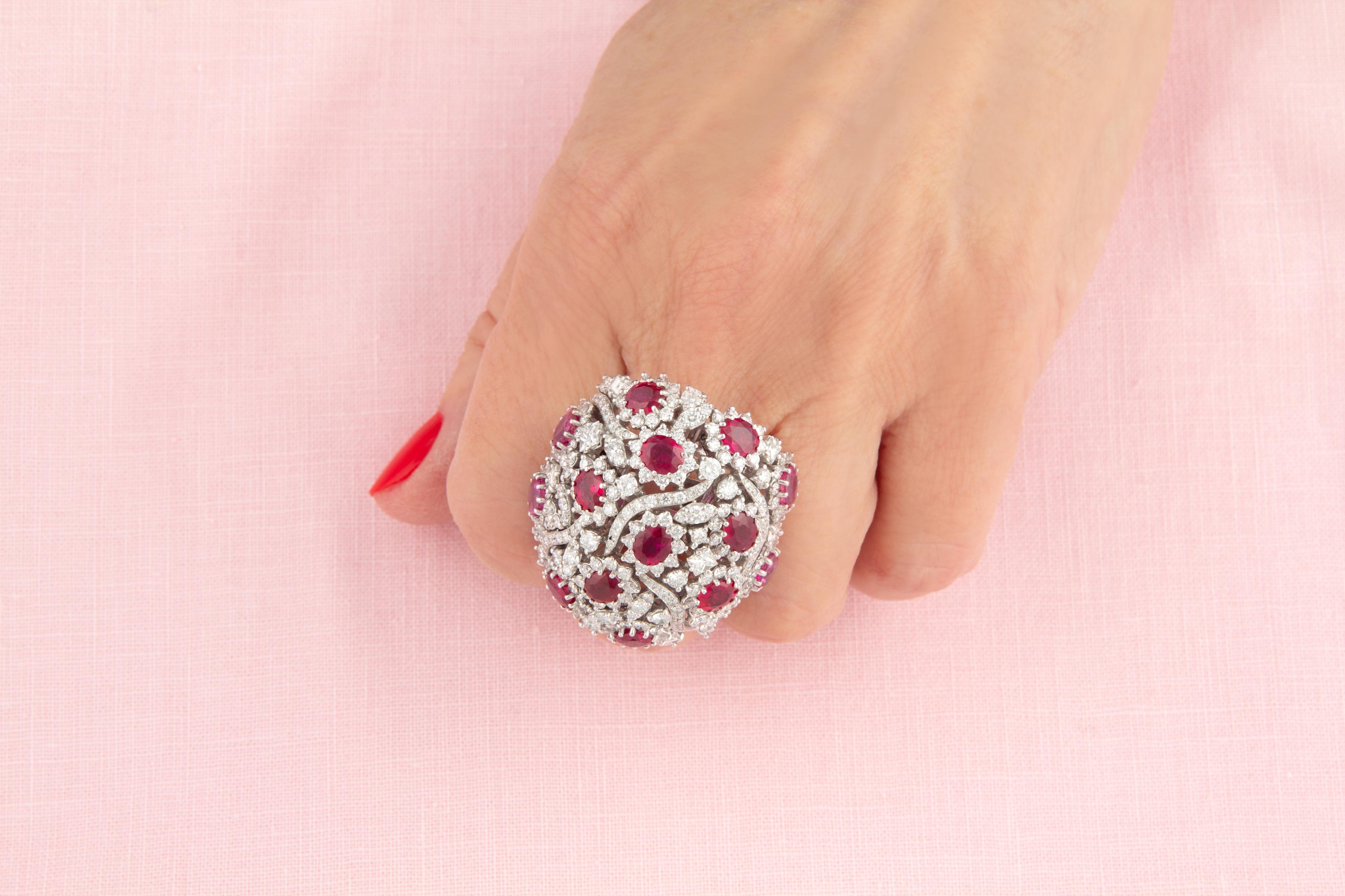 El anillo de cóctel con cúpula de rubíes y diamantes presenta 8,93 quilates de rubíes facetados de calidad de talla ovalada y color brillante, procedentes de África. Los rubíes están artísticamente engastados en un sofisticado diseño de cúpula que