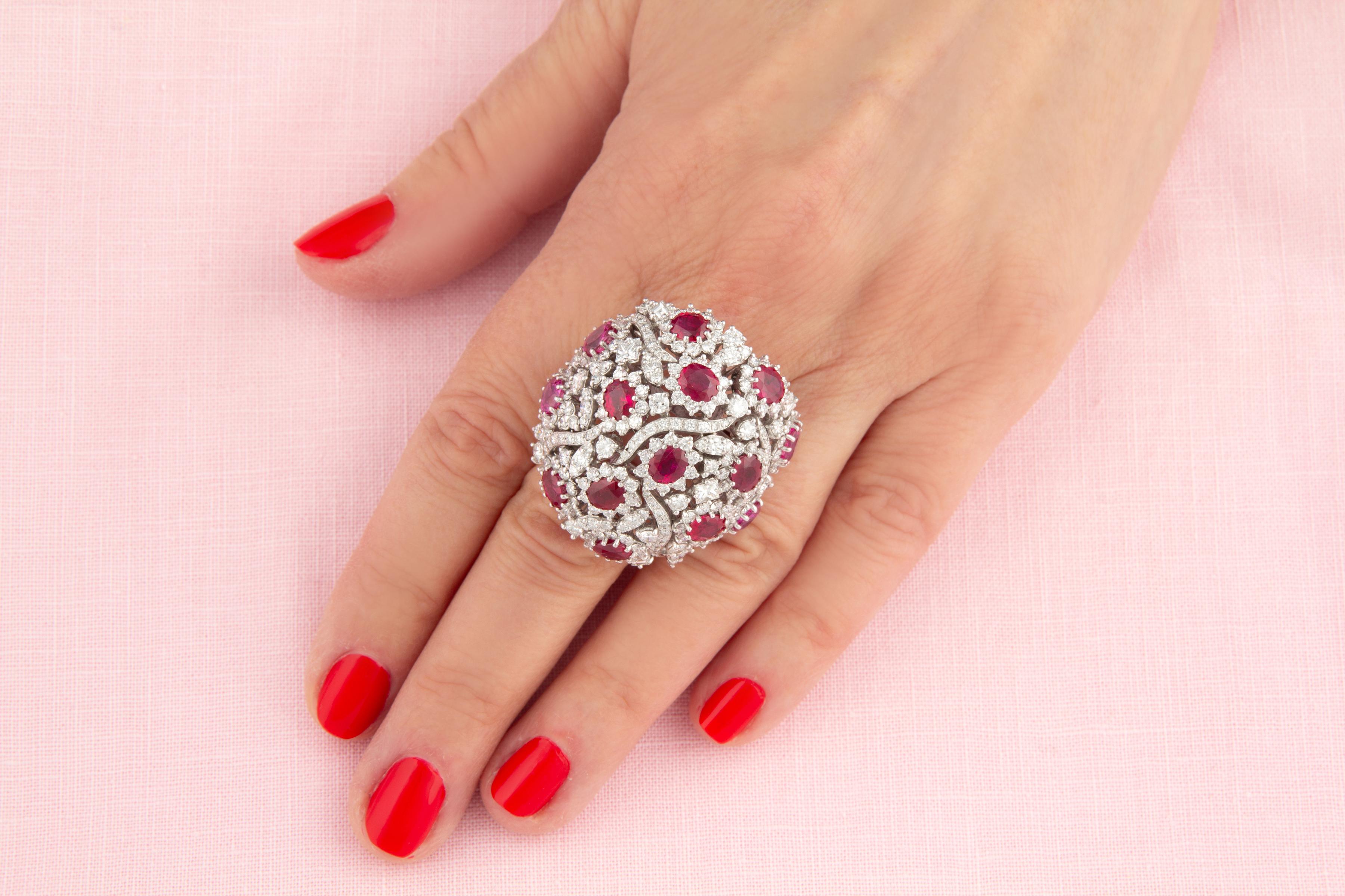 Anillo de cóctel con cúpula de diamantes rubí diseñado por Ella Gafter Artista en venta