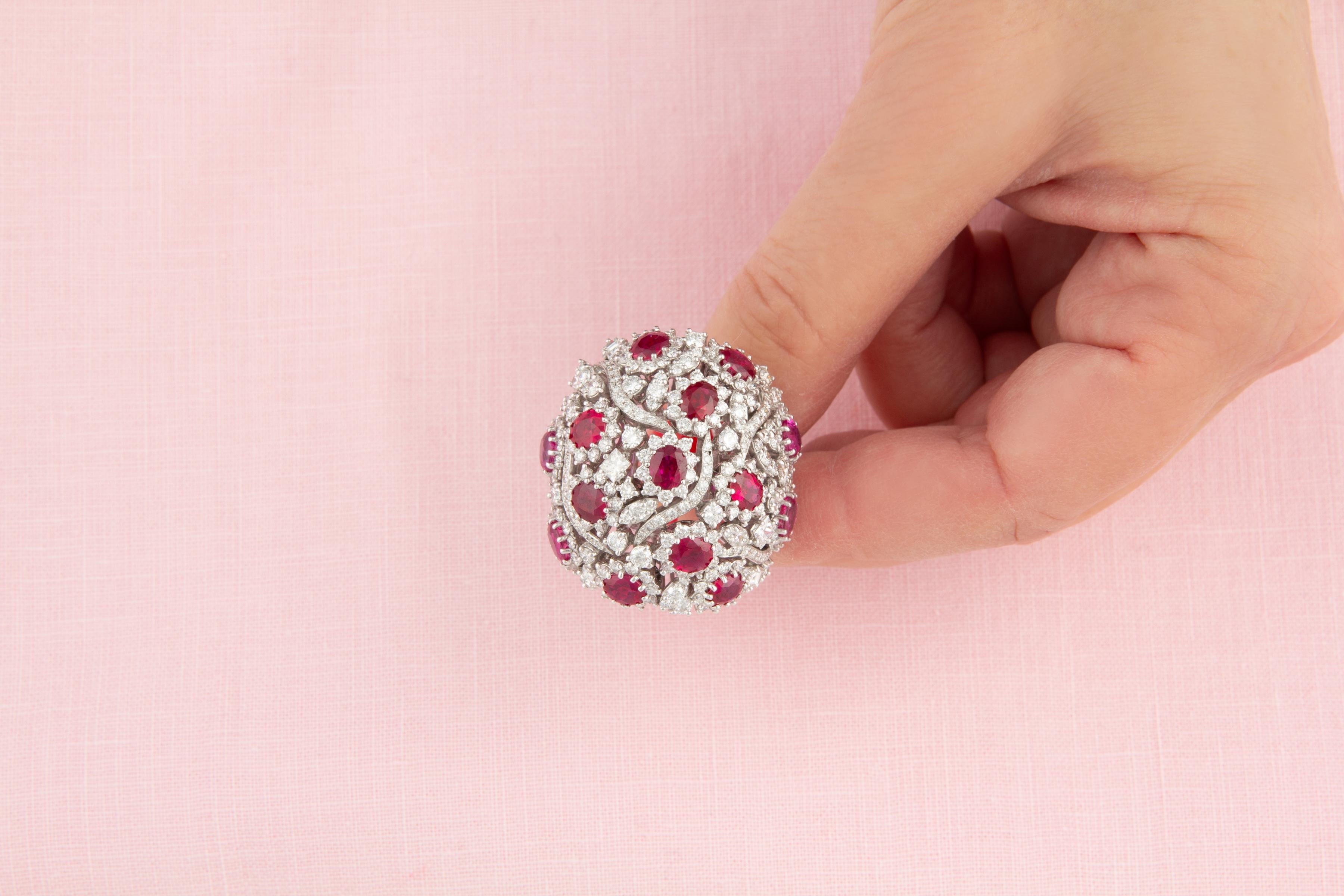 Anillo de cóctel con cúpula de diamantes rubí diseñado por Ella Gafter Corte oval en venta