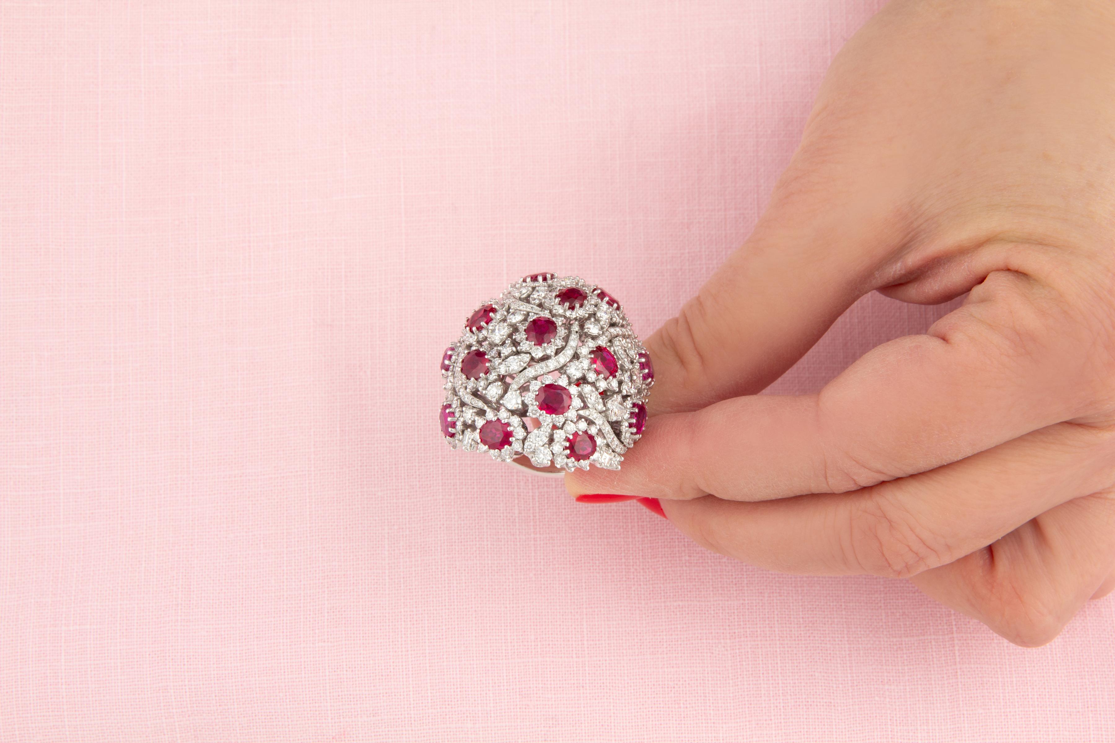 Anillo de cóctel con cúpula de diamantes rubí diseñado por Ella Gafter en Nuevo estado para la venta en New York, NY
