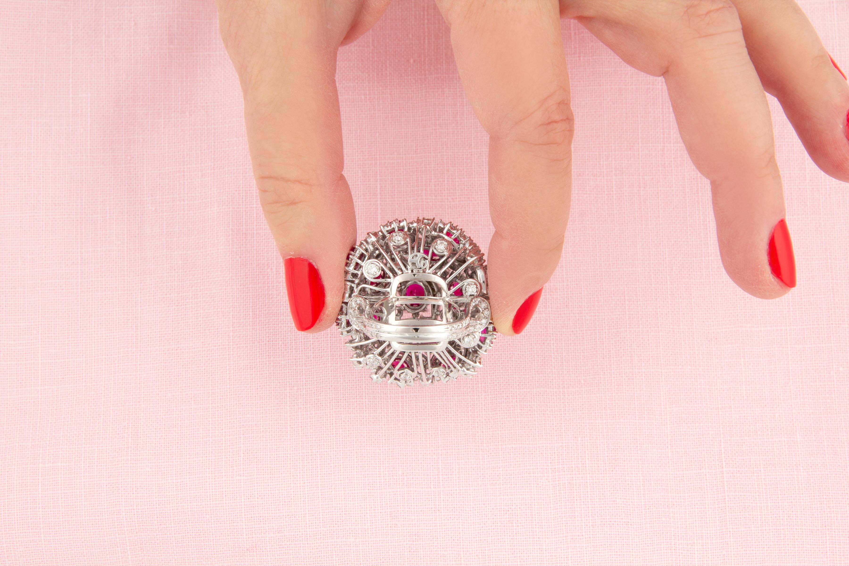 Anillo de cóctel con cúpula de diamantes rubí diseñado por Ella Gafter en venta 1
