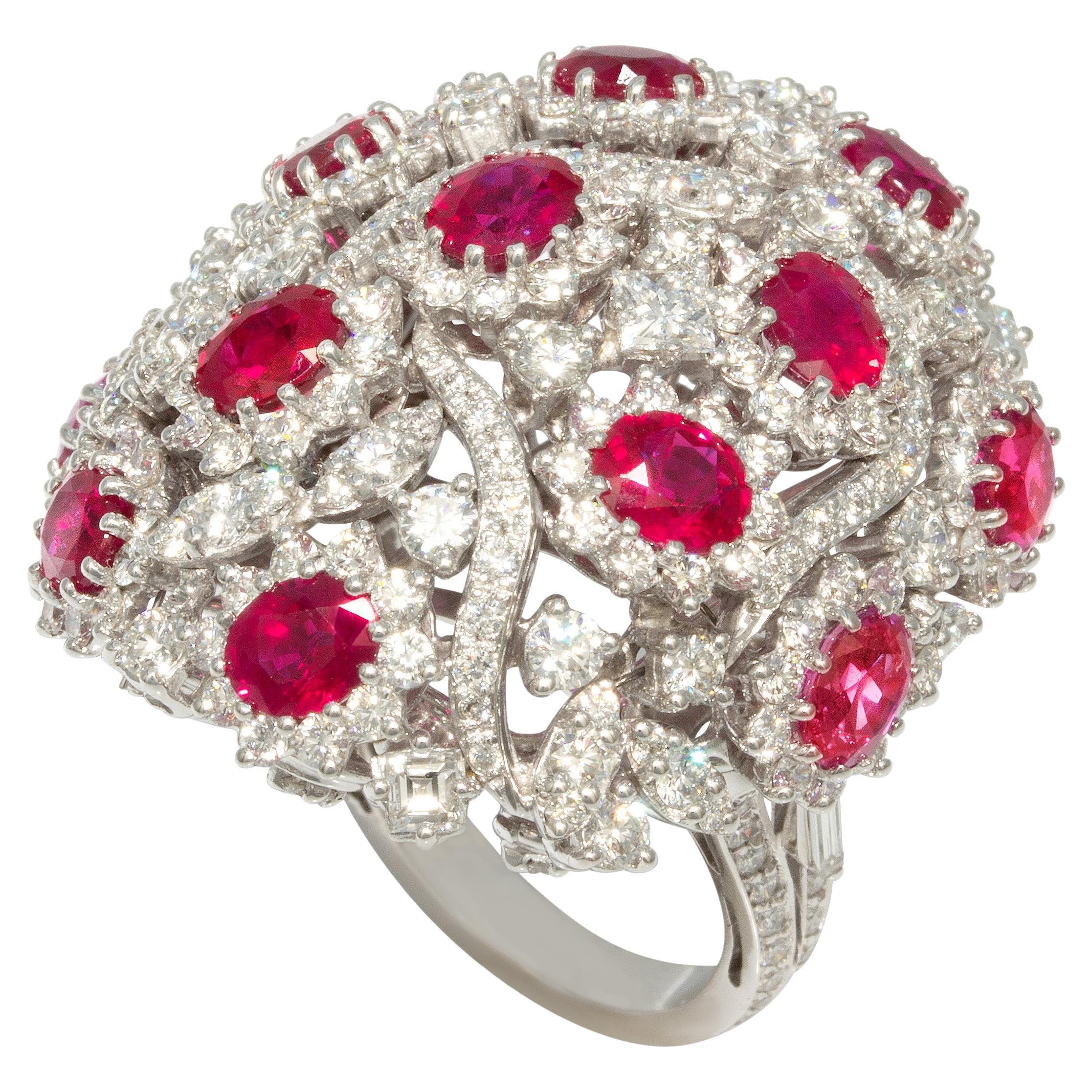 Anillo de cóctel con cúpula de diamantes rubí diseñado por Ella Gafter en venta
