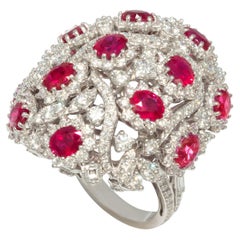 Anillo de cóctel con cúpula de diamantes rubí diseñado por Ella Gafter