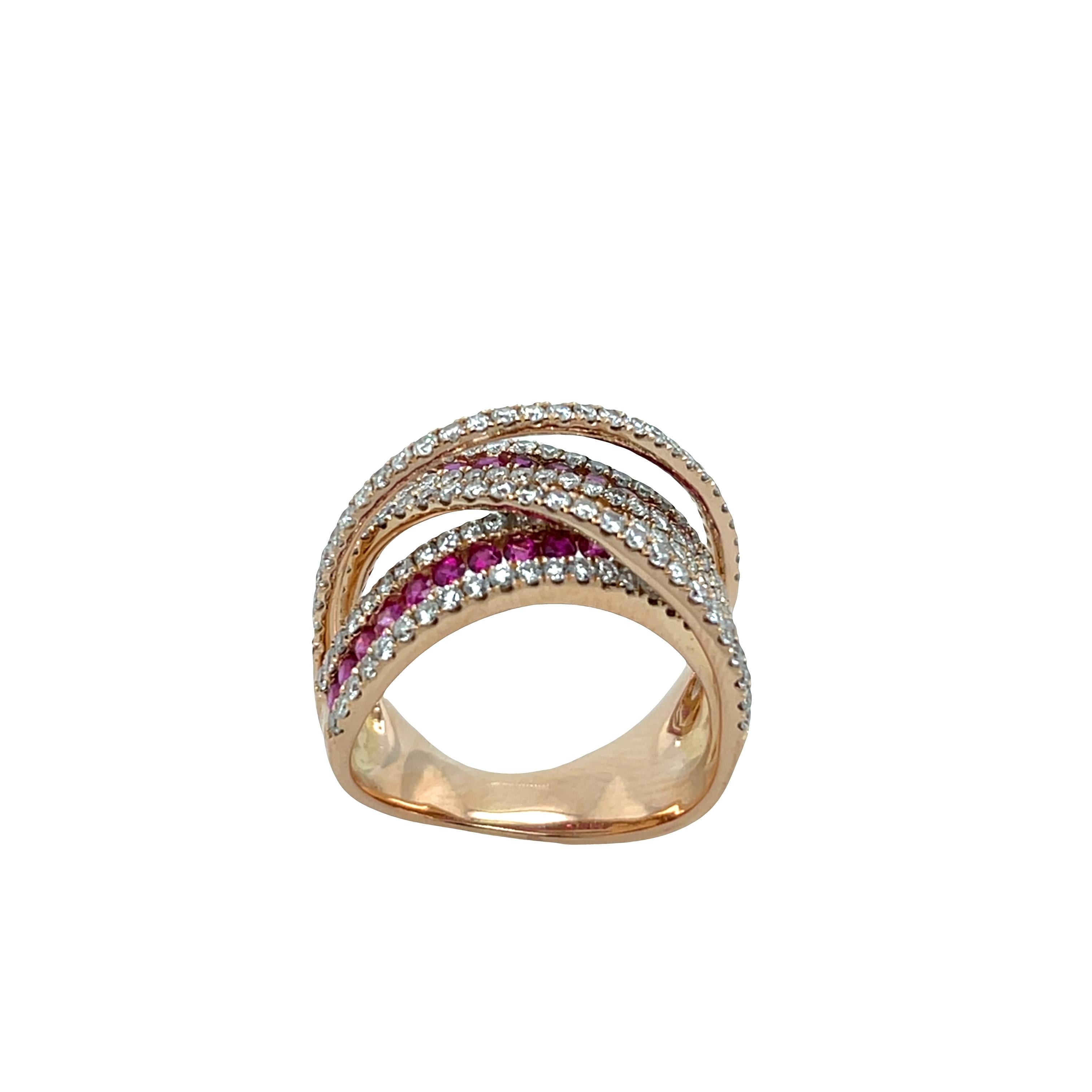 Dieser elegante Ring ist ein zartes und zeitloses Stück. 
mehrreihig ist aus 18 Karat Roségold gefertigt und 
besetzt mit 0,60ct runden Rubinen und 1,80ct natürlichen runden Diamanten. Perfekt für die tägliche Eleganz oder als minimalistischer