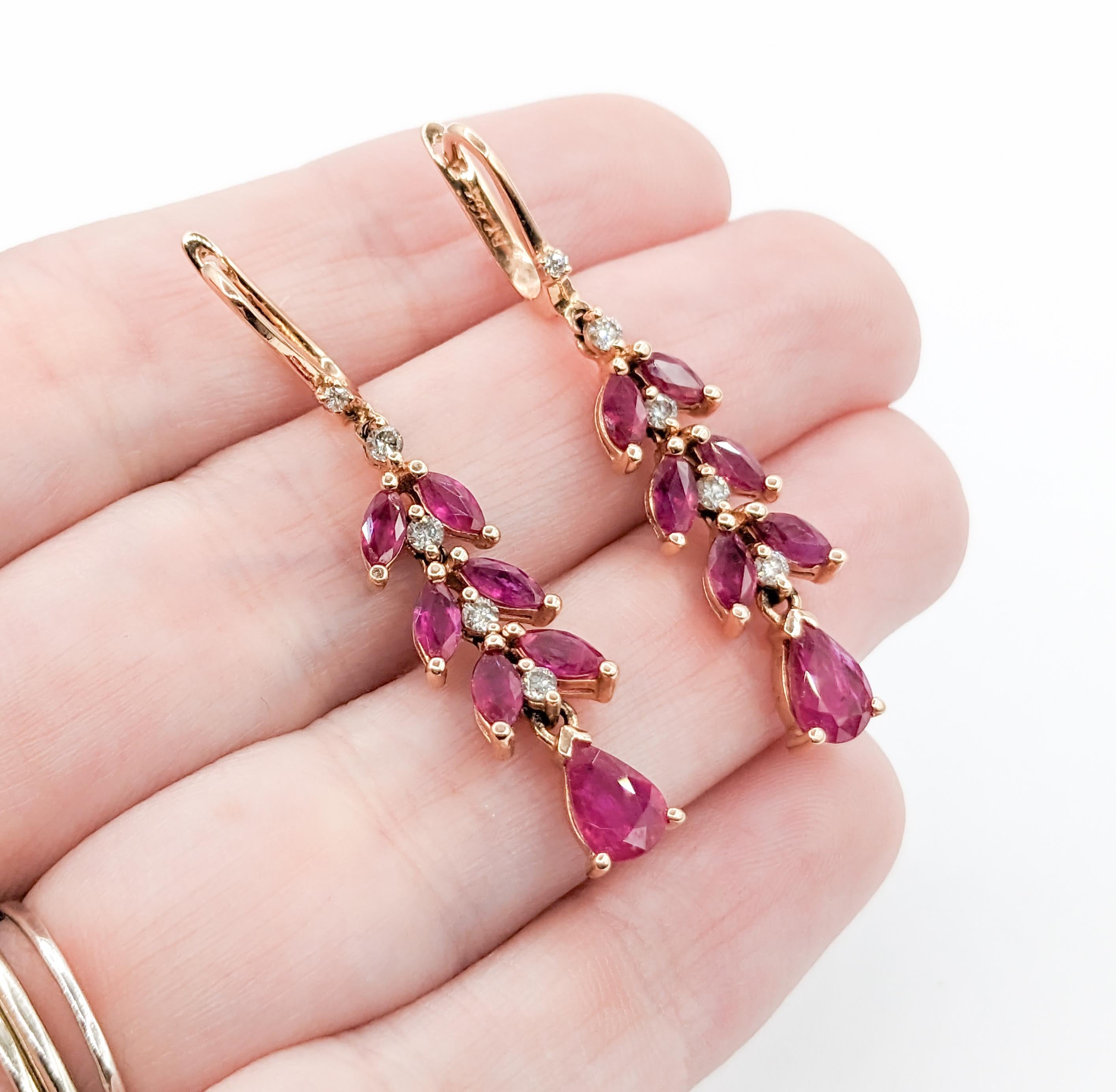 Romantische Rubin- und Diamanttropfen-Ohrringe aus Roségold

Schmücken Sie sich mit zeitloser Eleganz mit unseren exquisiten Ohrringen, die fachmännisch in zauberhaftem 14-karätigem Roségold gefertigt sind. Diese bezaubernden Schmuckstücke sind mit