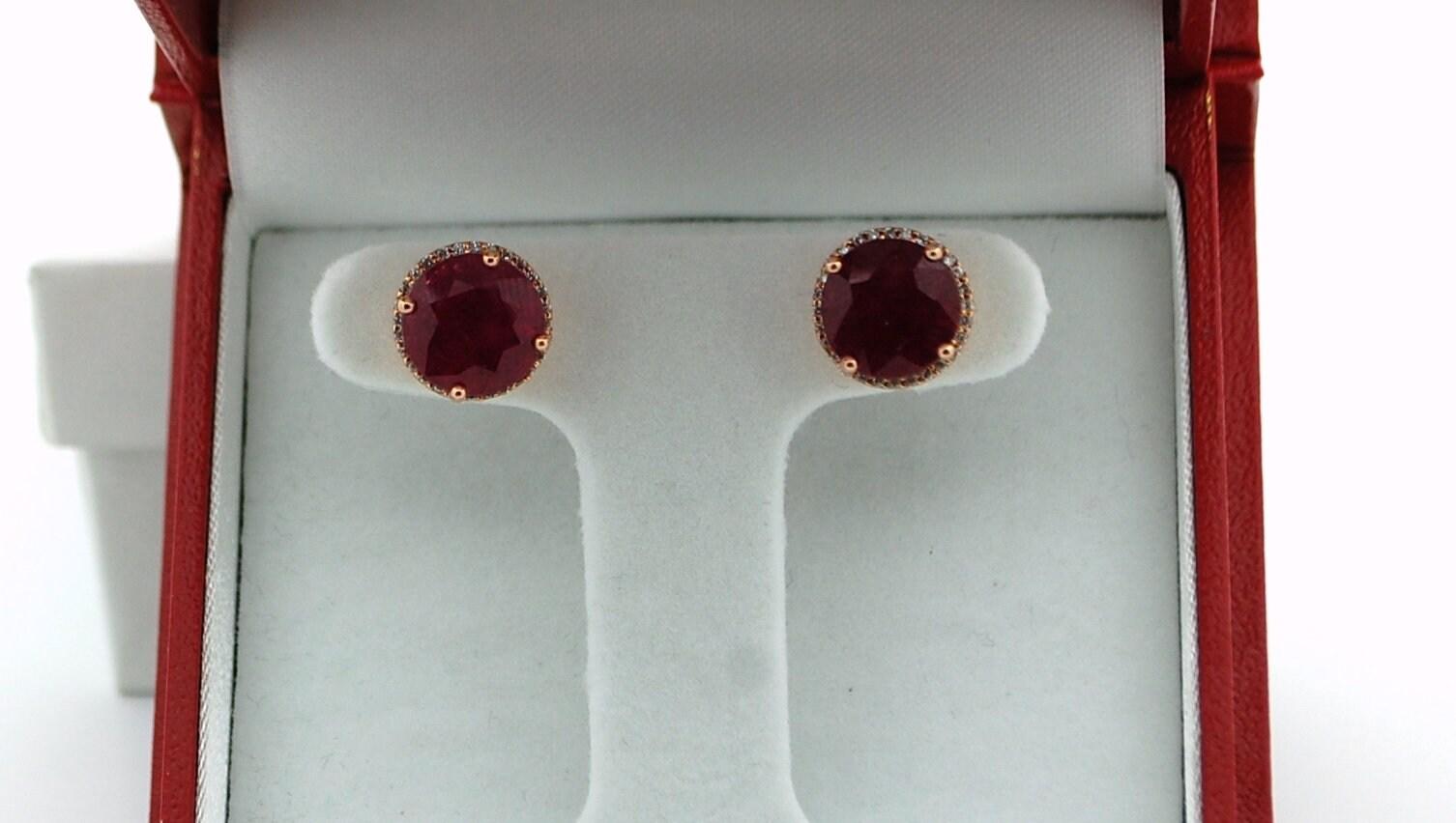 Lujosos pendientes de rubí color vino con pequeños diamantes alrededor en elegante estilo halo, cierre de rosca, realizados en oro rosa de 14 KT con finos diamantes.

Detalles :
Metal: oro rosa de 14 quilates

RUBÍES NATURALES REALZADOS:

Peso de la