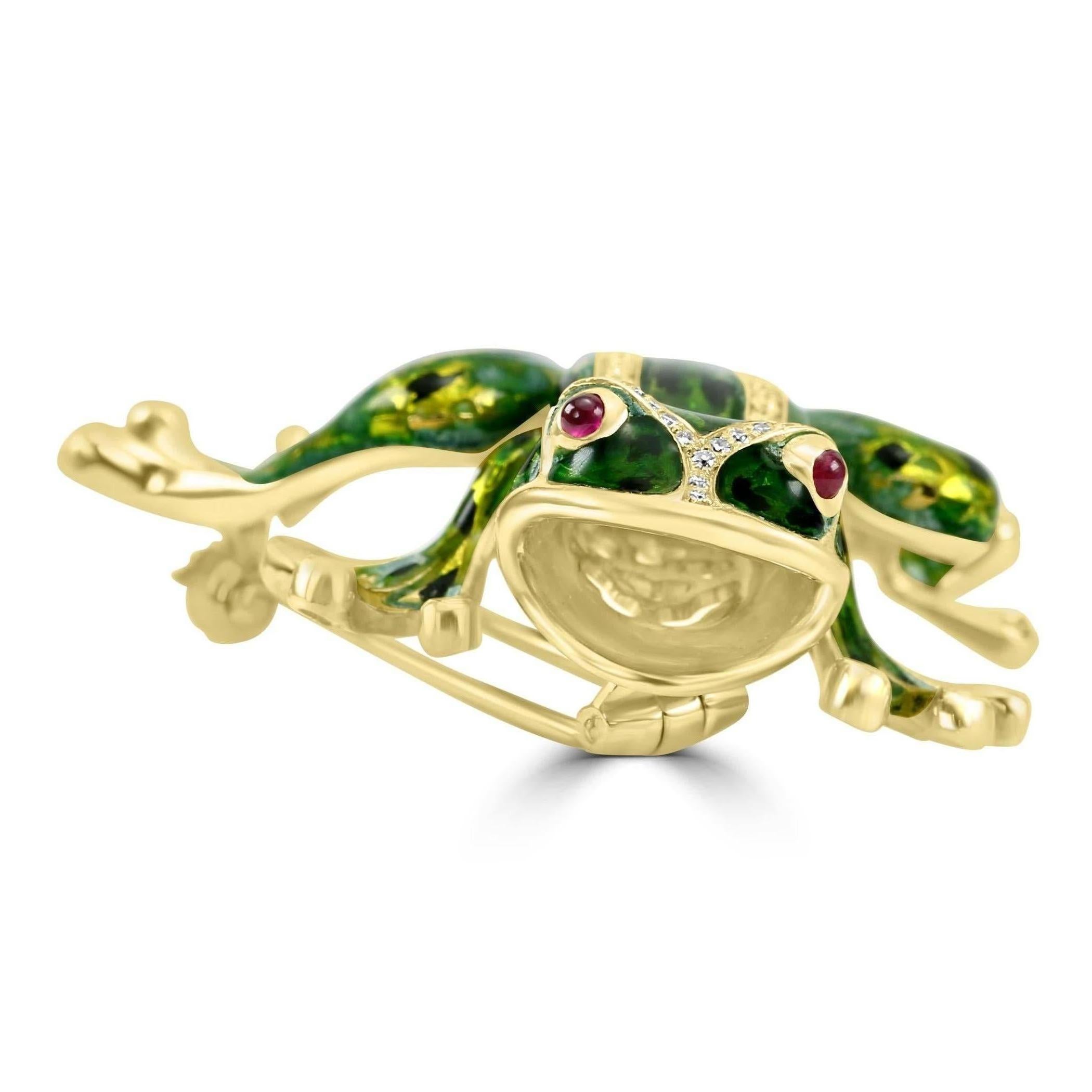 Para todos los amantes de los animales y la naturaleza, aquí está nuestro encantador y único broche de rana con esmalte, diamantes y rubíes. 

Este broche presenta el cuerpo de la rana adornado con esmalte verde y negro totalmente hecho a mano en