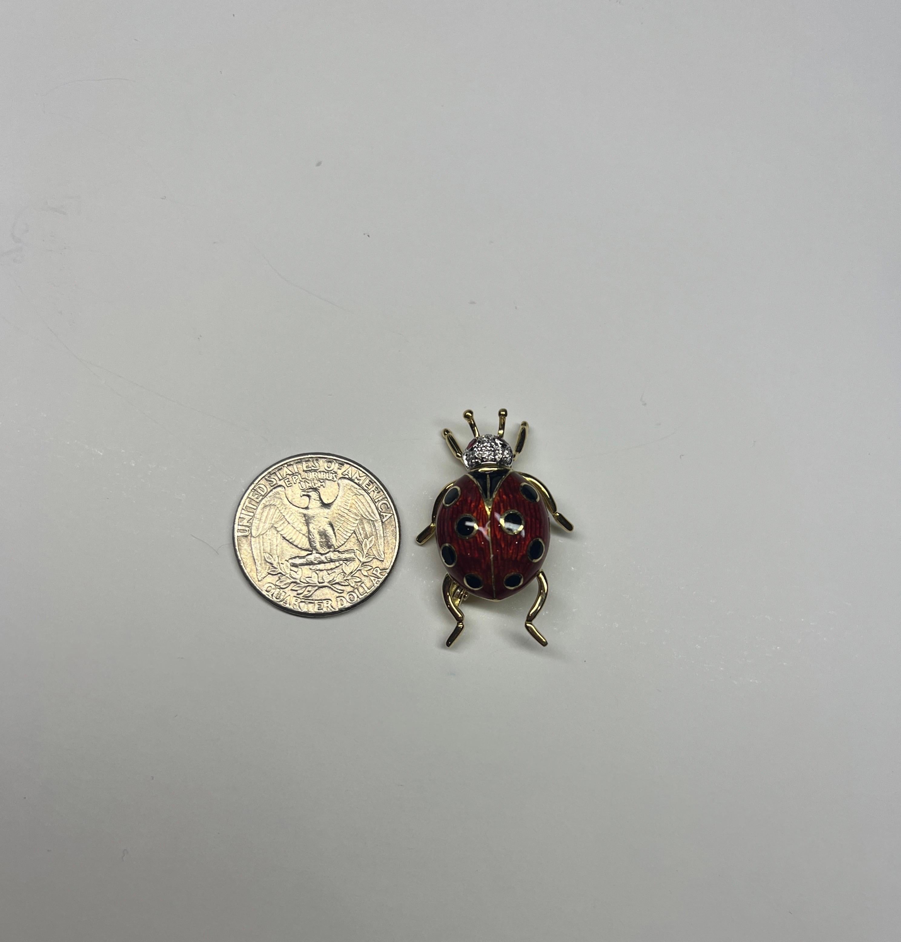 Spilla/pendente di lusso con rubino, diamante e smalto in oro giallo 18 carati In condizioni Nuovo in vendita a New York, NY