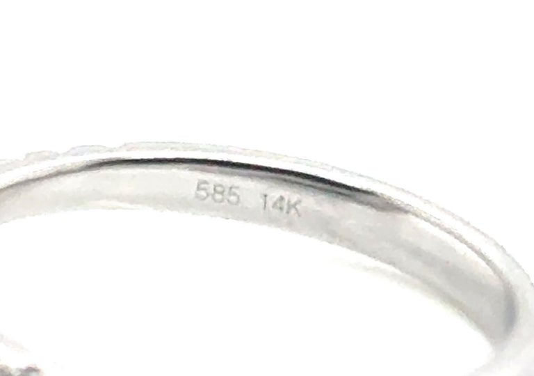 Bague fleur en or blanc avec un rubis rond et diamants sur les côtés