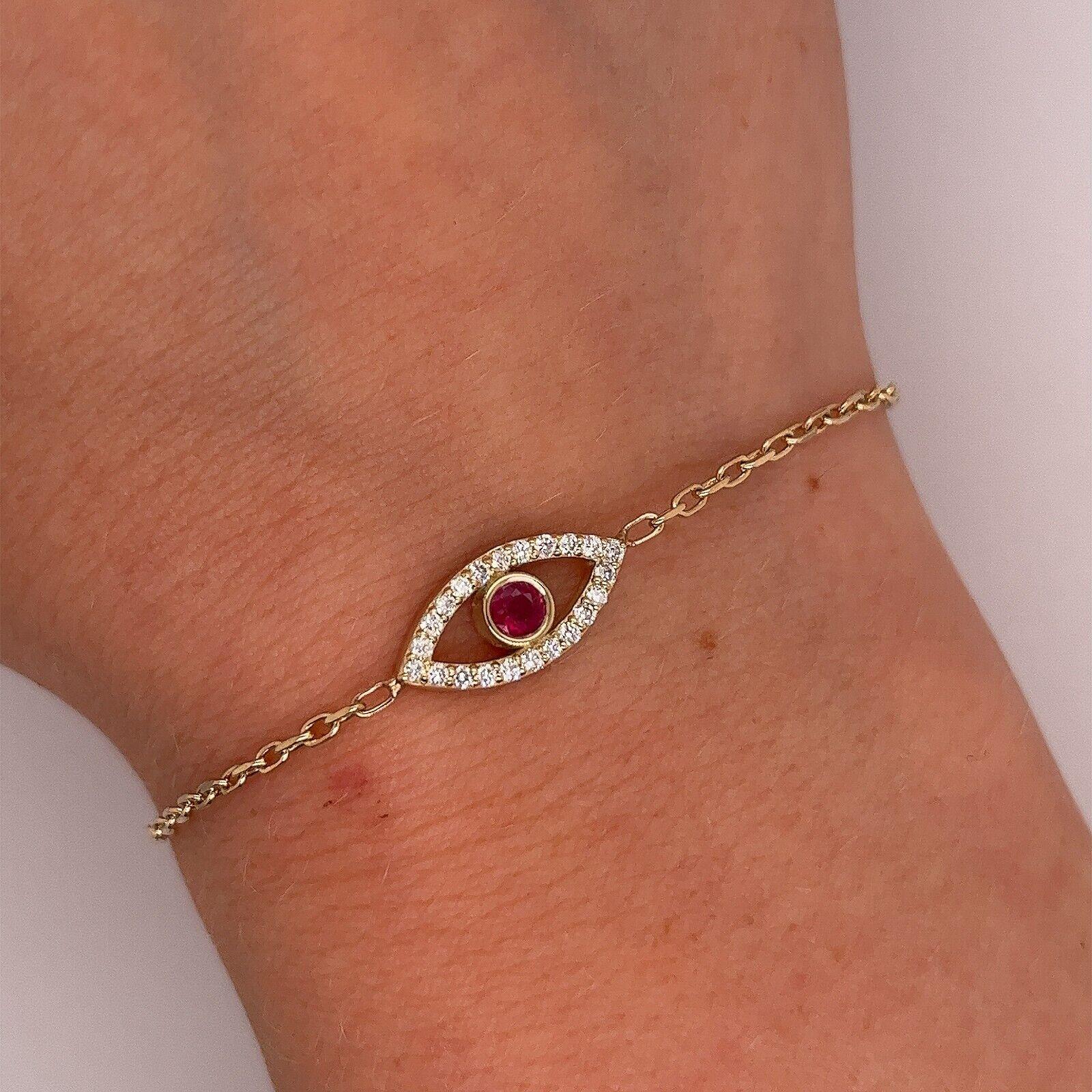 Armband aus 9 Karat Gelbgold mit Rubin, Rubin und Diamant Evil Eye mit 0,17 Karat/SI Diamanten (Rundschliff) im Angebot