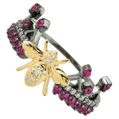 Anillo De Rubí Y Diamantes Con Figura Central De Mosca Doméstica En Oro Amarillo De 18k