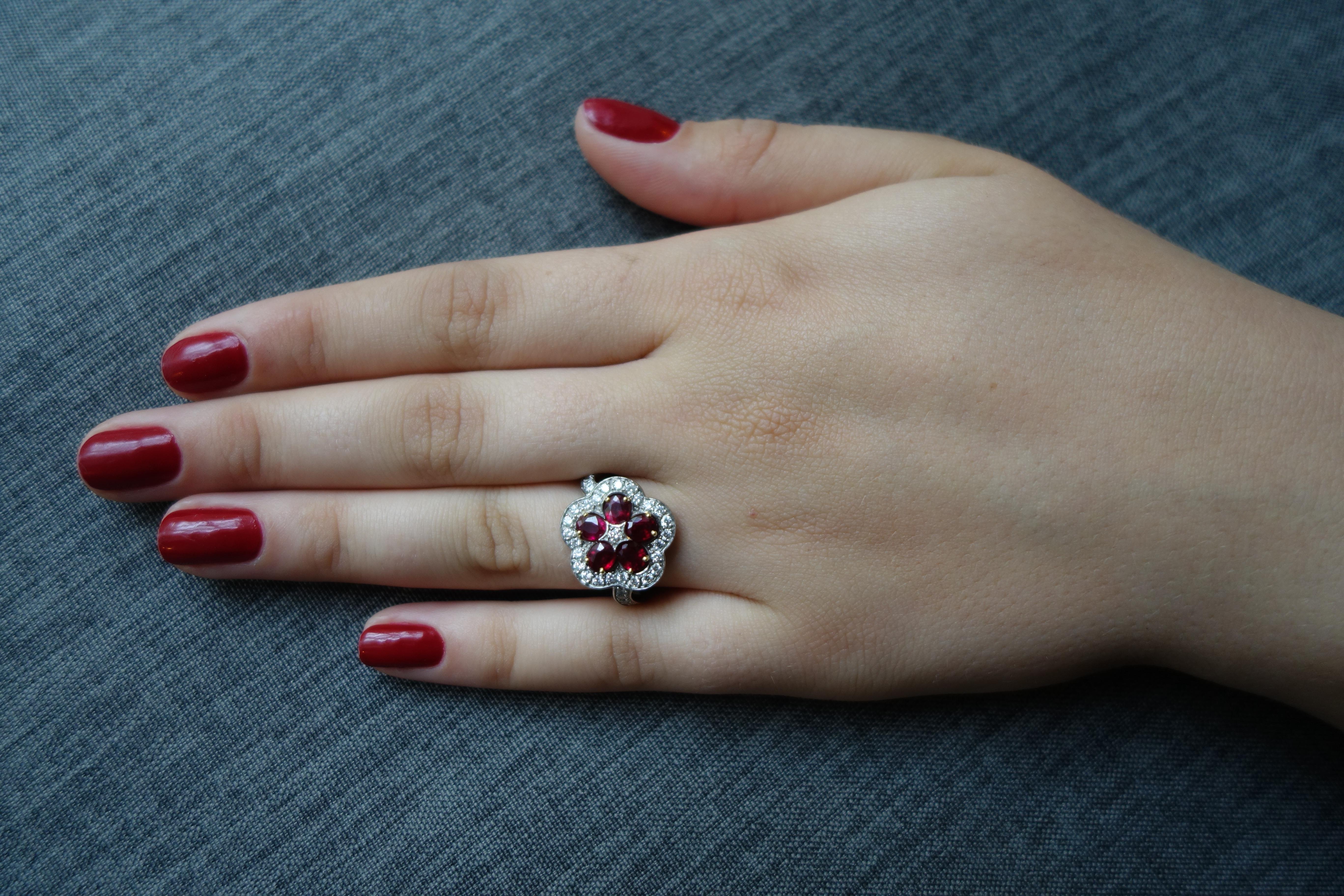 Ruby Diamond Flower 18 Karat White Gold Cluster Cocktail Ring In New Condition For Sale In Wiesbaden, DE