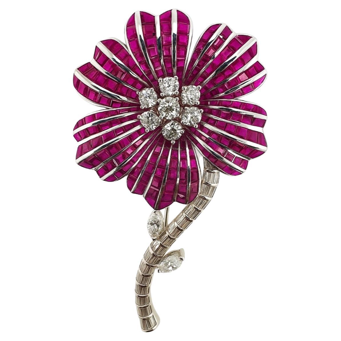 Spilla a fiore con rubino e diamante