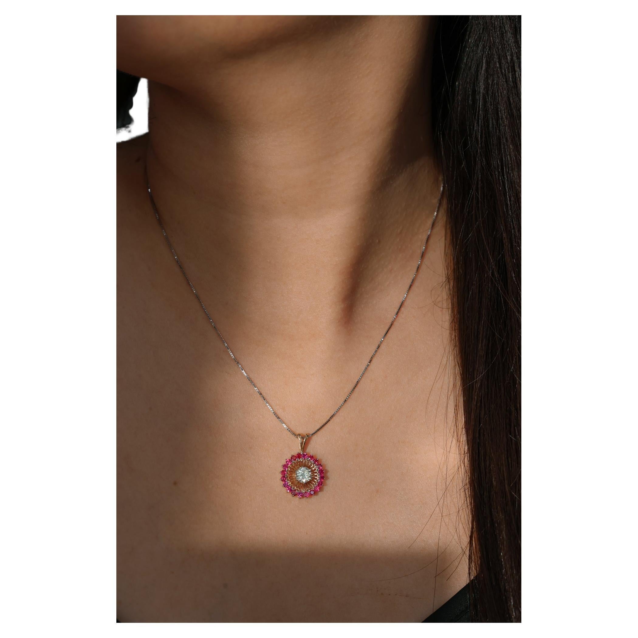 Ciondolo con fiore di rubino e diamante da 0,50 carati.