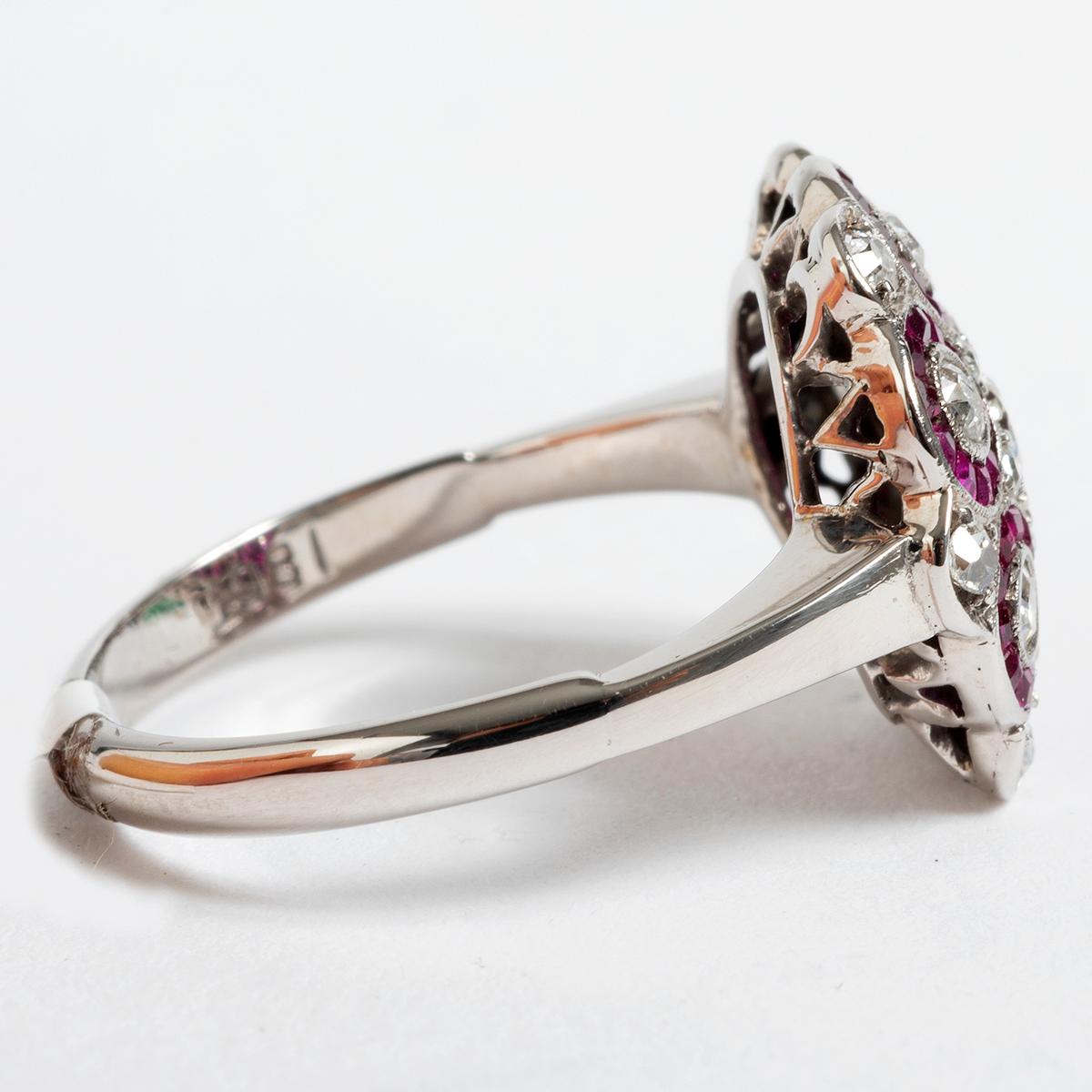 Dieser außergewöhnliche Ring im Stil einer Rubin- und Diamantblüte aus den 1940er Jahren ist in 18 Karat Weißgold gefasst und zeigt eine wunderschöne Kombination von Steinen. Der Ring wird in UK Größe L / US Größe 5.75 geliefert. Ein ideales