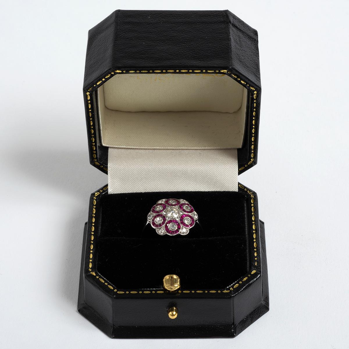 Bague fleur en rubis et diamants, monture en or blanc 18 carats, années 1940, taille US 5,75 Unisexe en vente