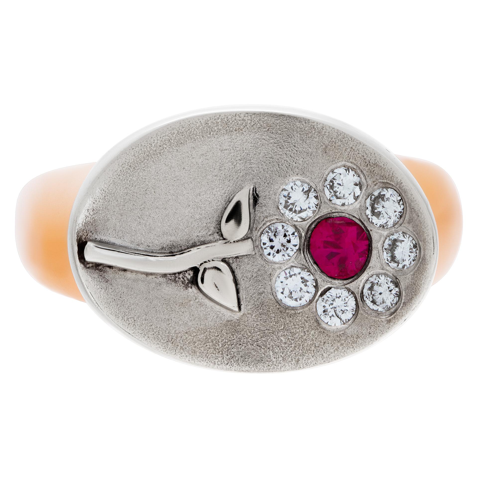 Blumenring mit Rubin und Diamanten aus 14 Karat Rosé- und Weißgold mit einem Rubin von etwa 0,10 Karat und Diamanten von 0,16 Karat. Größe 8.

Dieser Rubinring hat derzeit die Größe 8. Einige Artikel können in der Größe vergrößert oder verkleinert