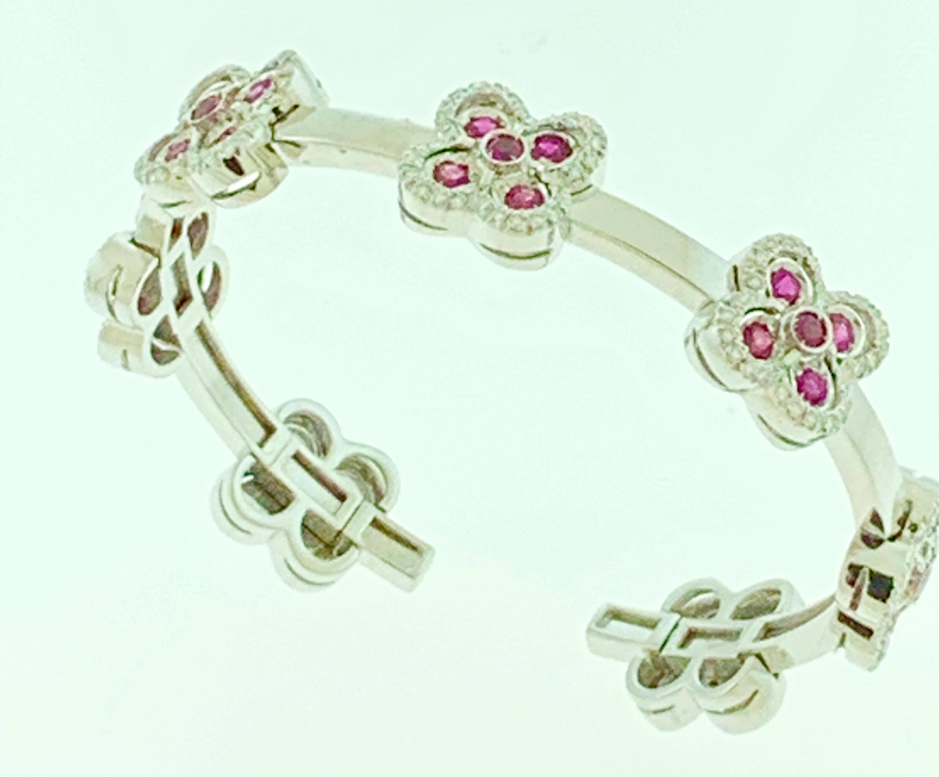 Taille ronde Bracelet manchette en or blanc 18 carats avec rubis, diamants et 37 grammes en vente