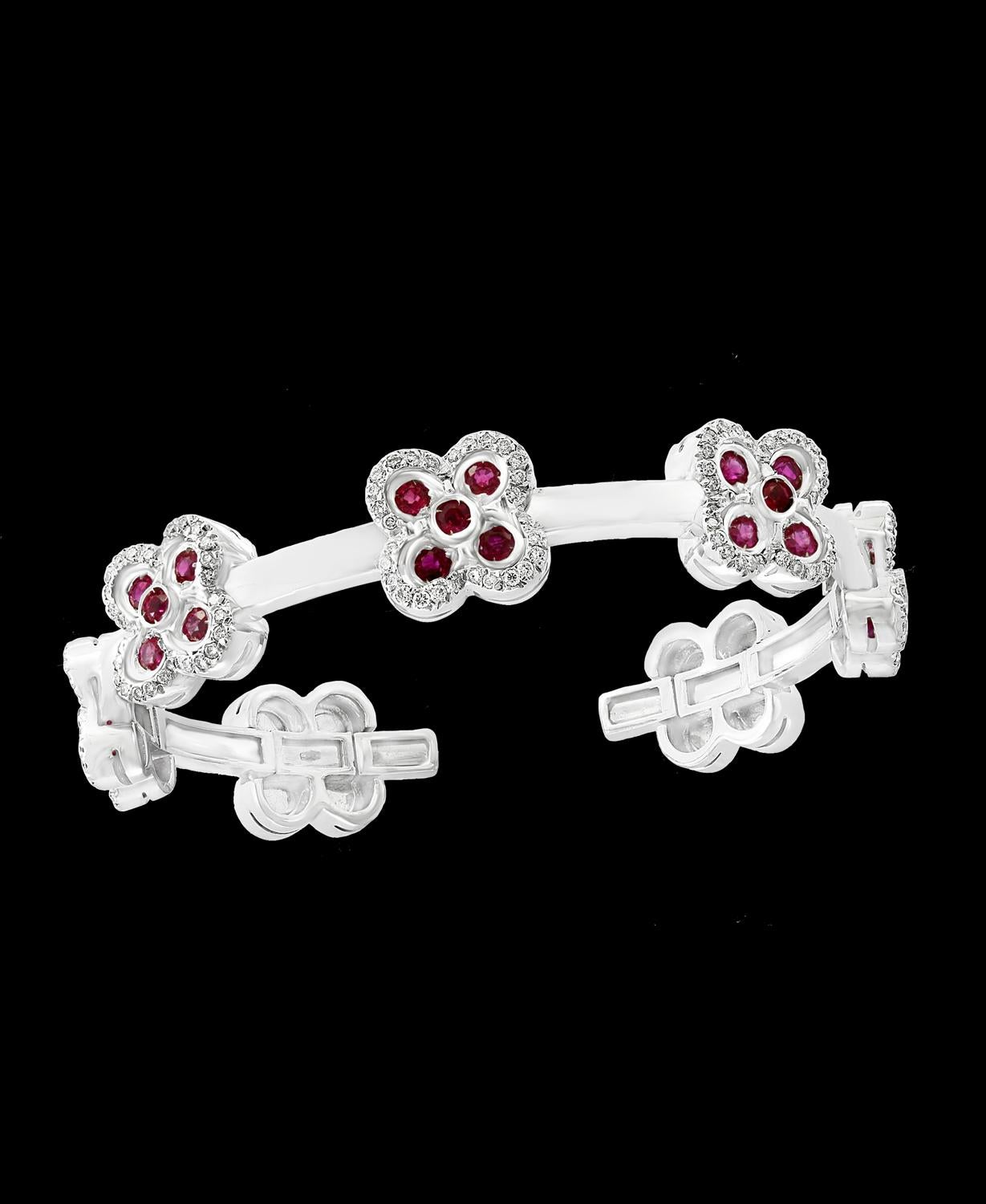 Bracelet manchette en or blanc 18 carats avec rubis, diamants et 37 grammes Excellent état - En vente à New York, NY