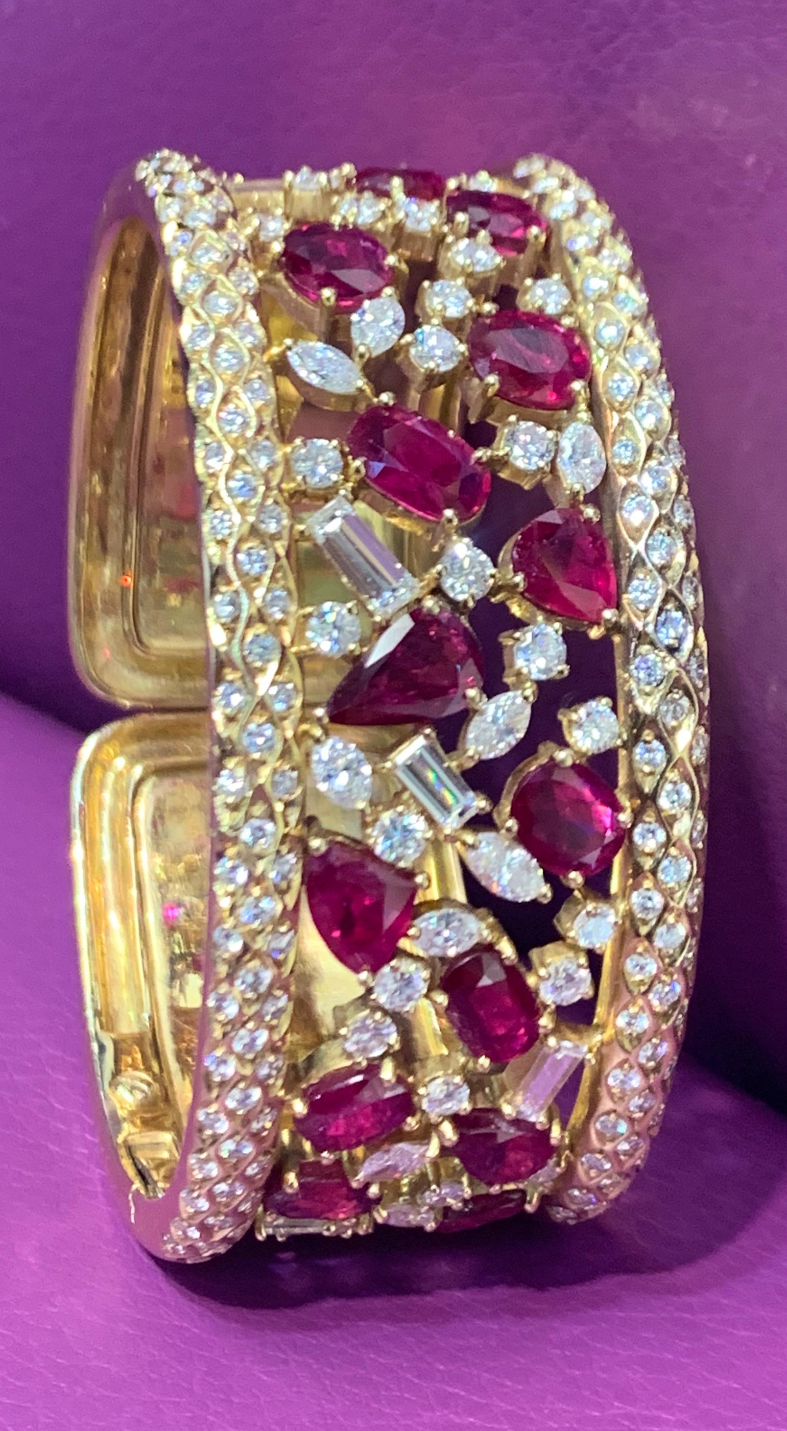 Gold-Armreif mit Rubin und Diamant im Zustand „Hervorragend“ im Angebot in New York, NY