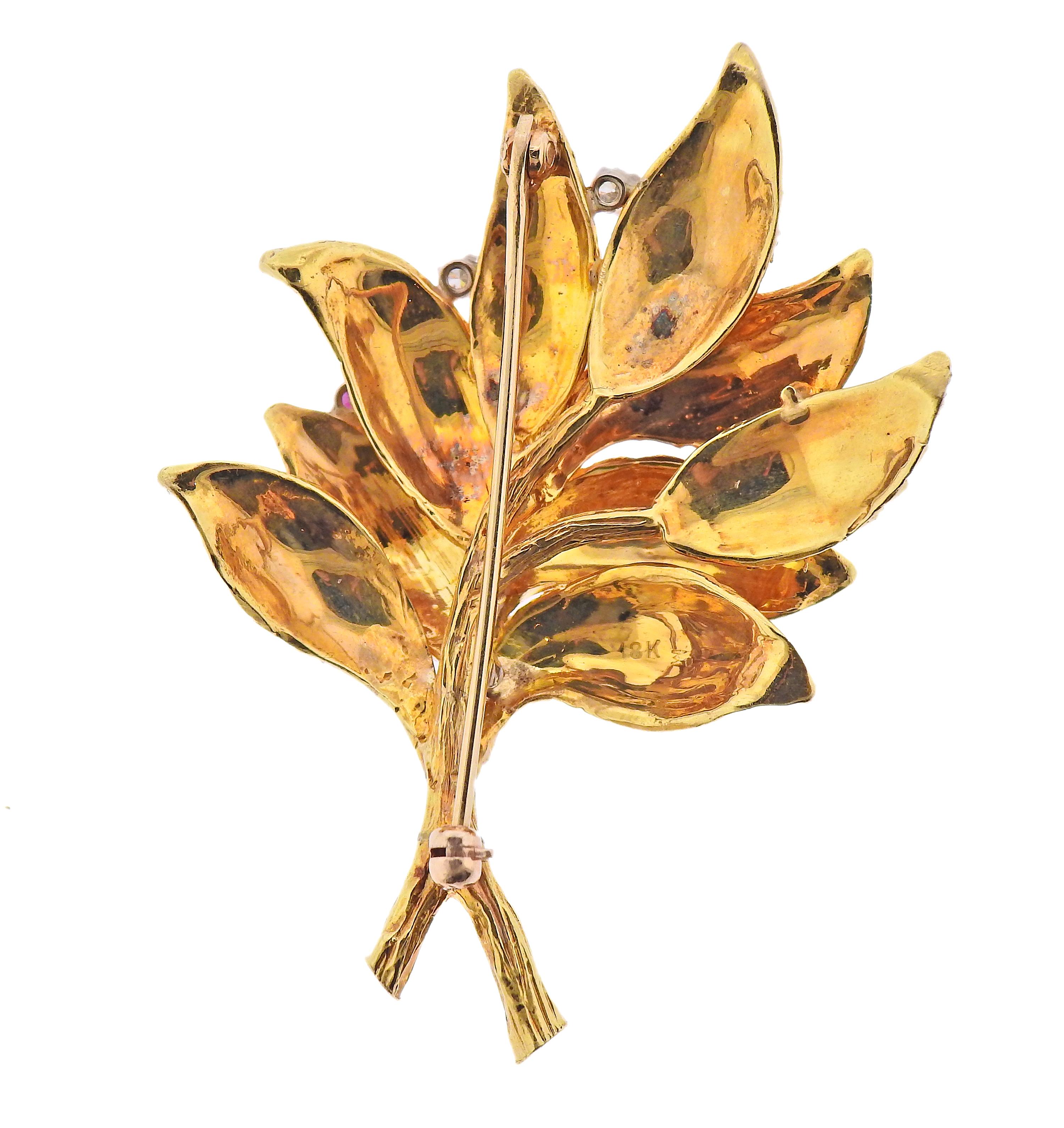 Broche en or 18k, avec rubis et environ 0,25ctw en diamants. La broche mesure 55 mm x 40 mm. Marqué 18k 750. Poids - 23,2 grammes. 