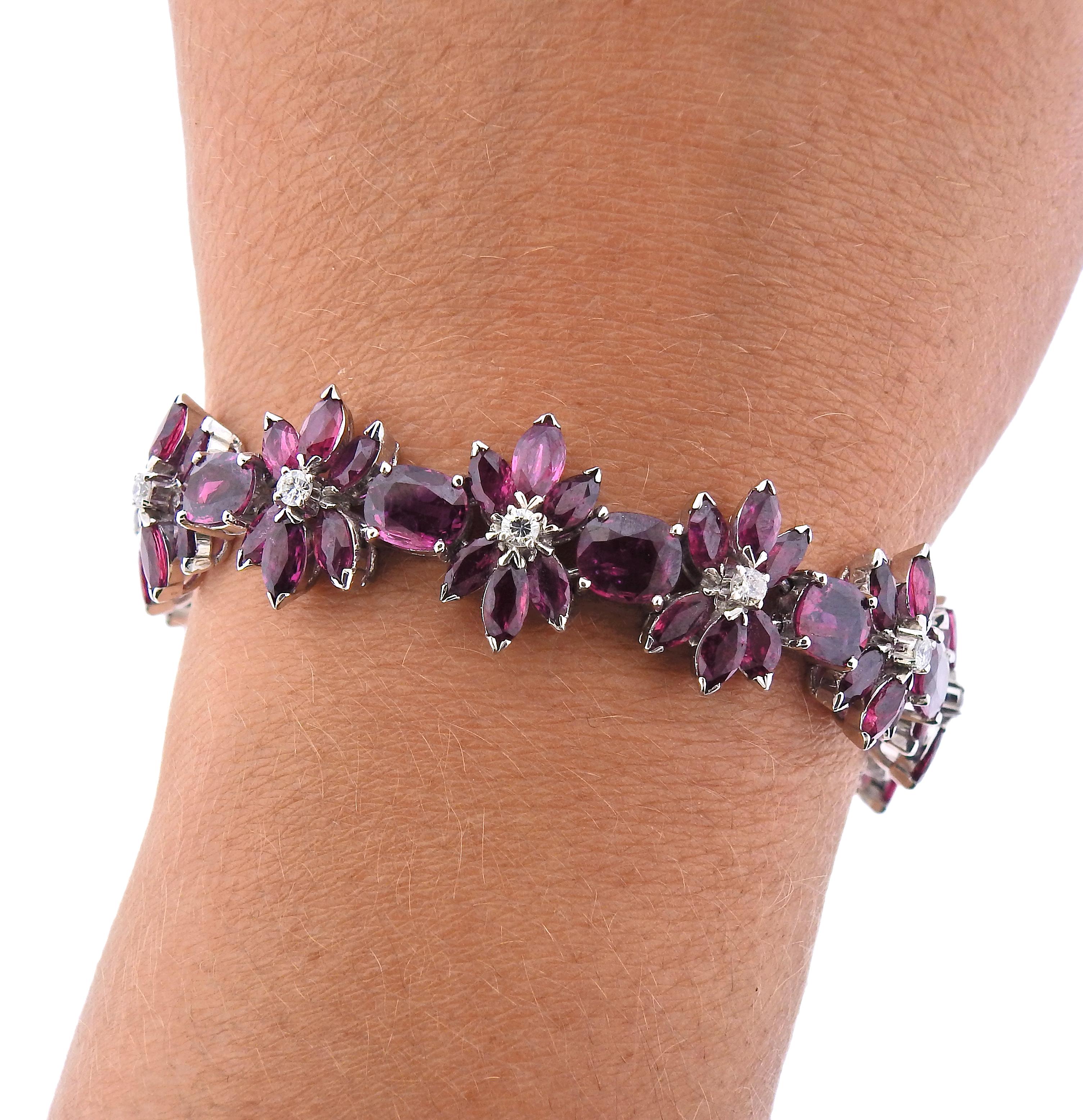 Bracciale floreale in oro con diamanti e rubini In condizioni ottime in vendita a New York, NY