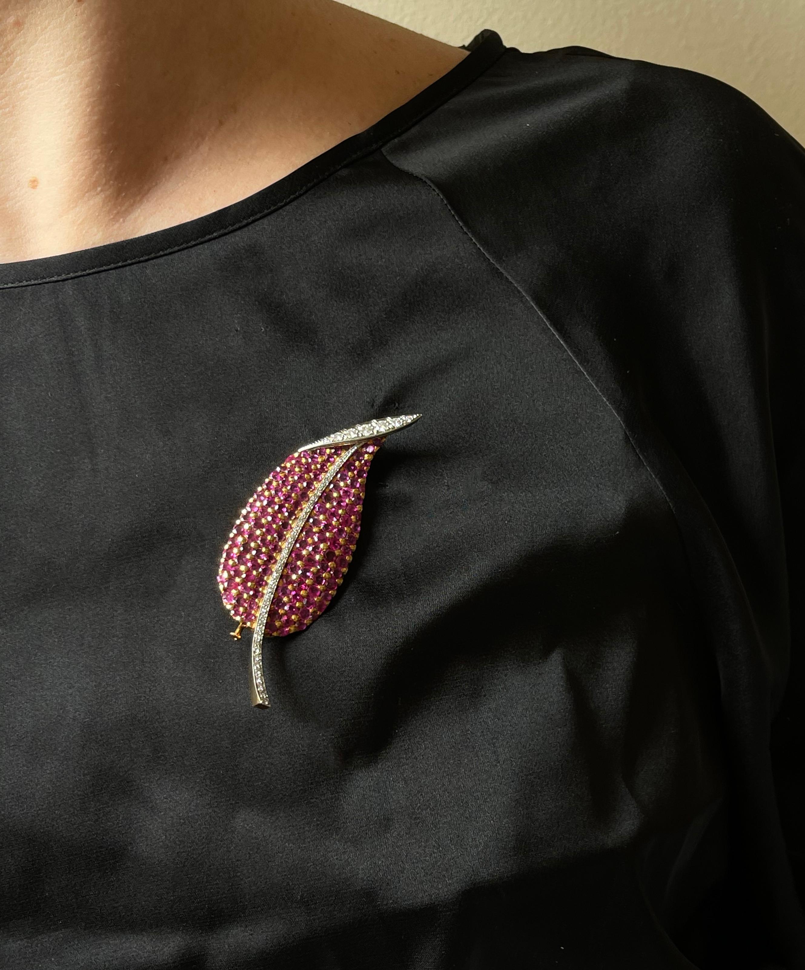 Broche à feuille d'or rubis diamantée Pour femmes en vente