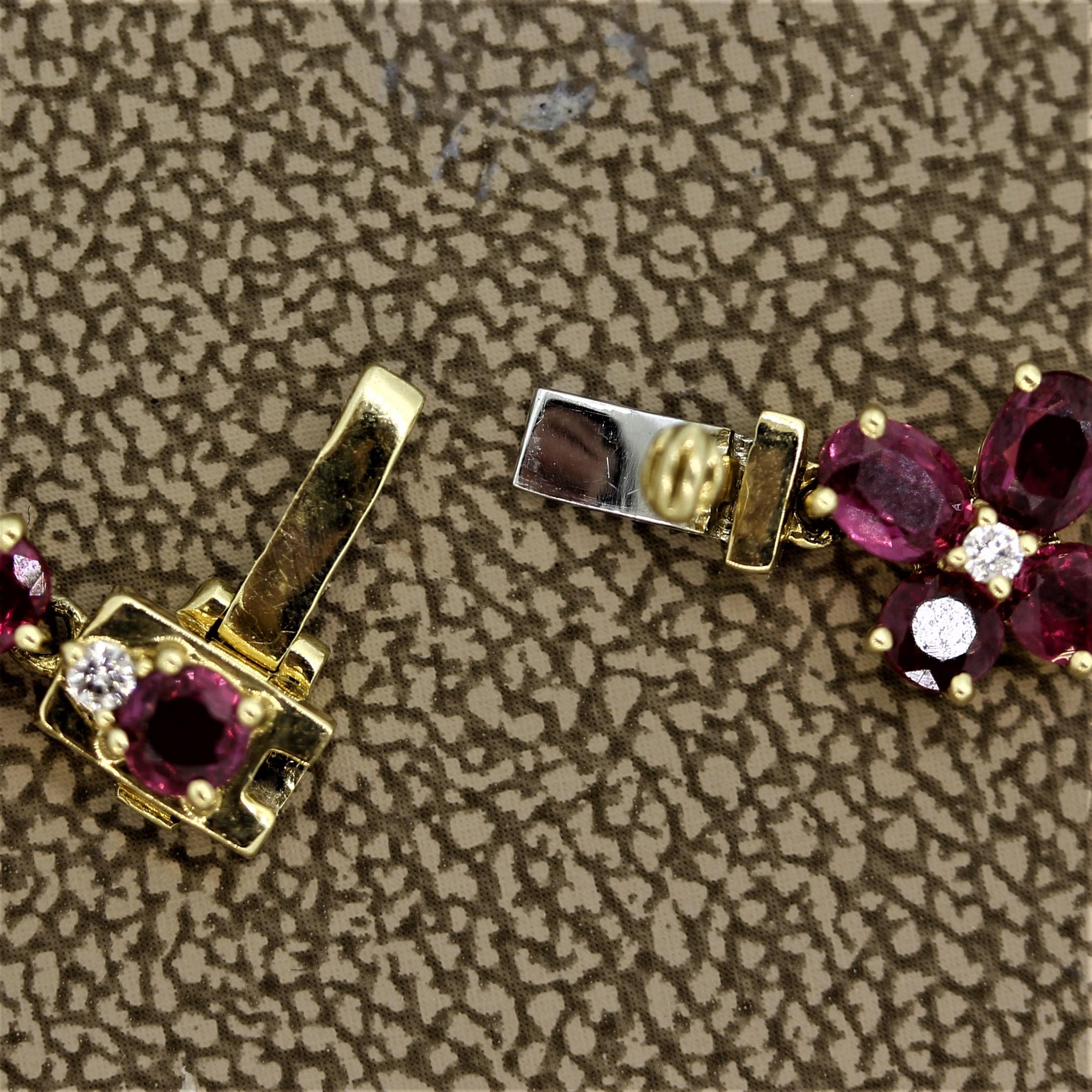 Donna Collana lunga in oro con diamanti e rubini in vendita
