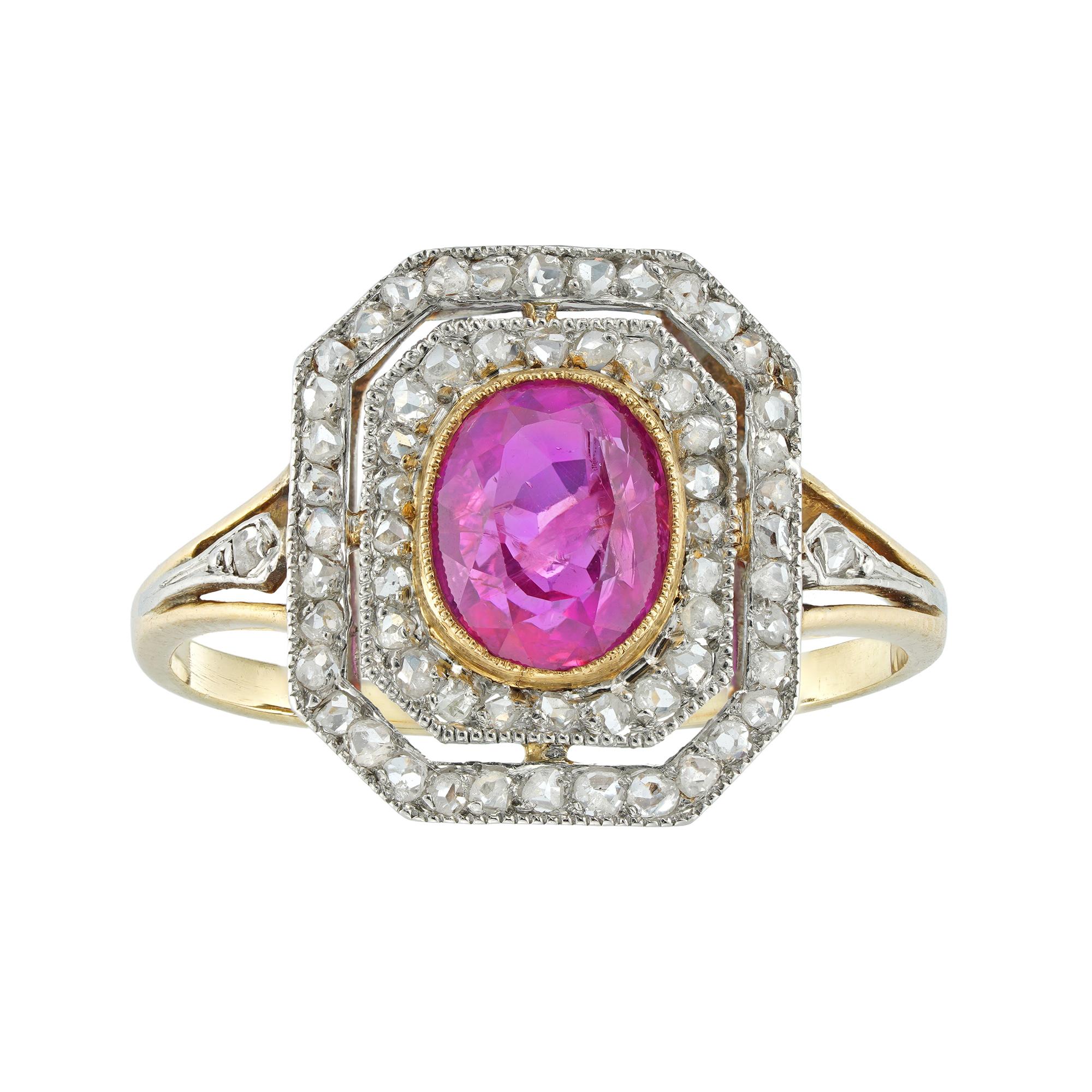 Art Déco Un anello a grappolo con zaffiro rosa birmano e diamanti di epoca edoardiana in vendita